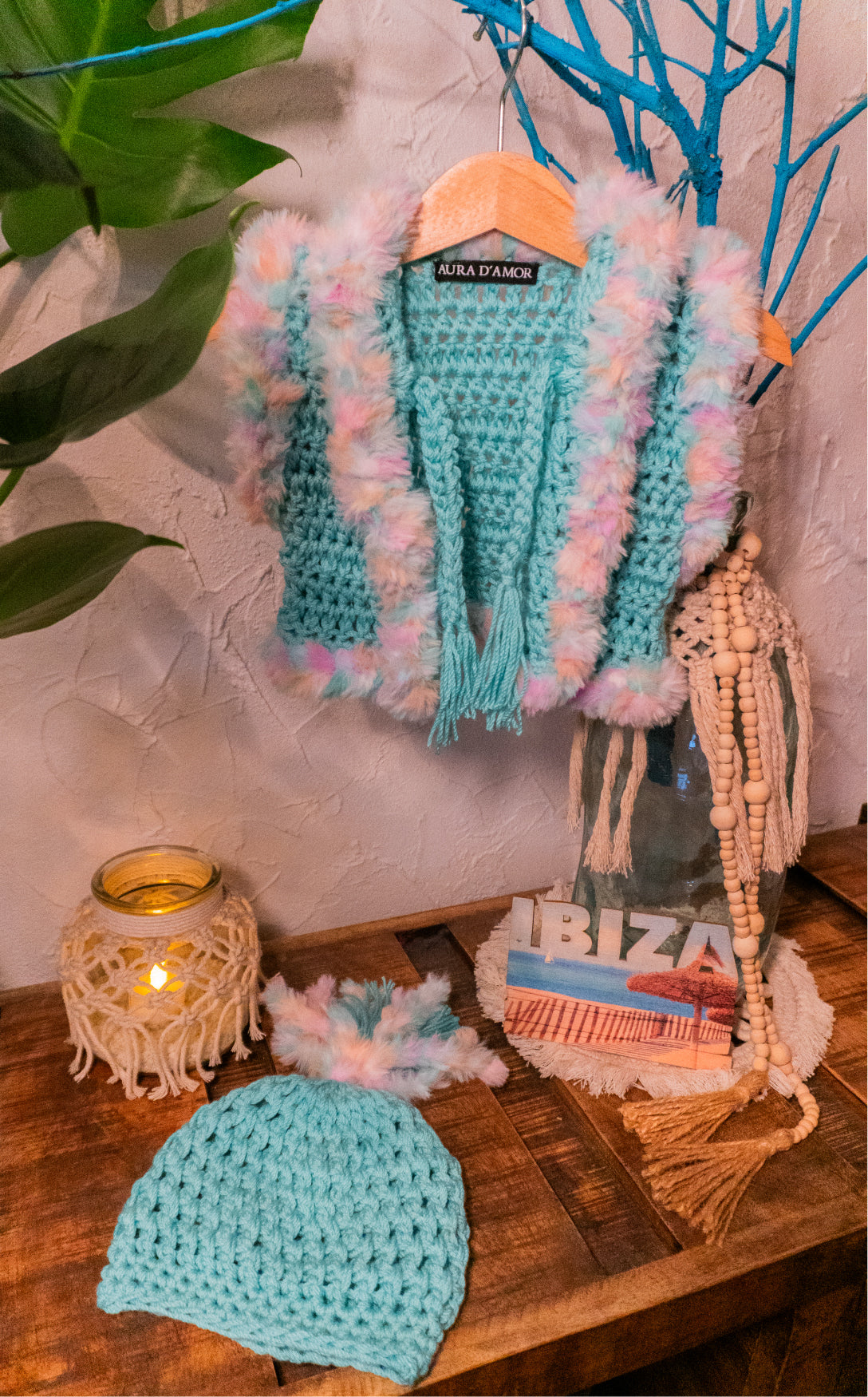 Handmade Boho Kinderkleidung – Häkelweste & Häkelmütze Set in Mint-Rosa 