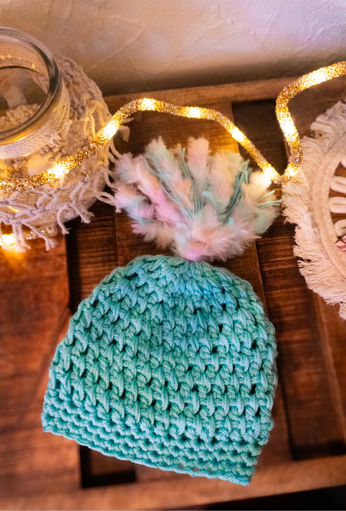 Handmade Boho Kinderkleidung – Häkelweste & Häkelmütze Set in Mint-Rosa 