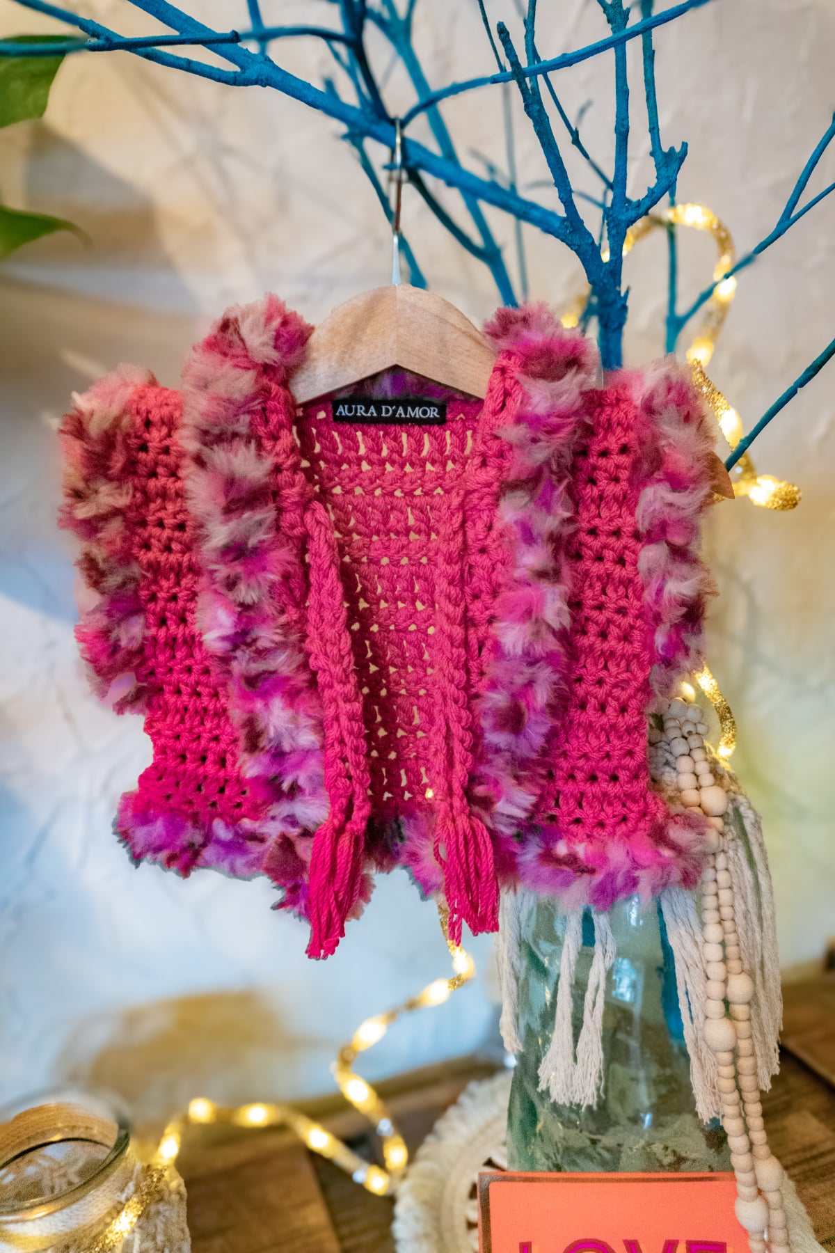 Handmade Boho Kinderkleidung – Häkelweste & Häkelmütze Set in Rosa Pink Pastell