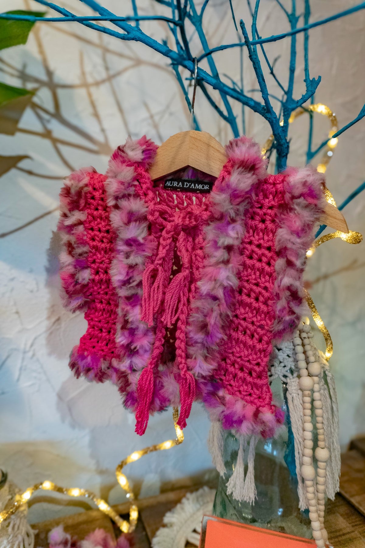 Handmade Boho Kinderkleidung – Häkelweste & Häkelmütze Set in Rosa Pink Pastell