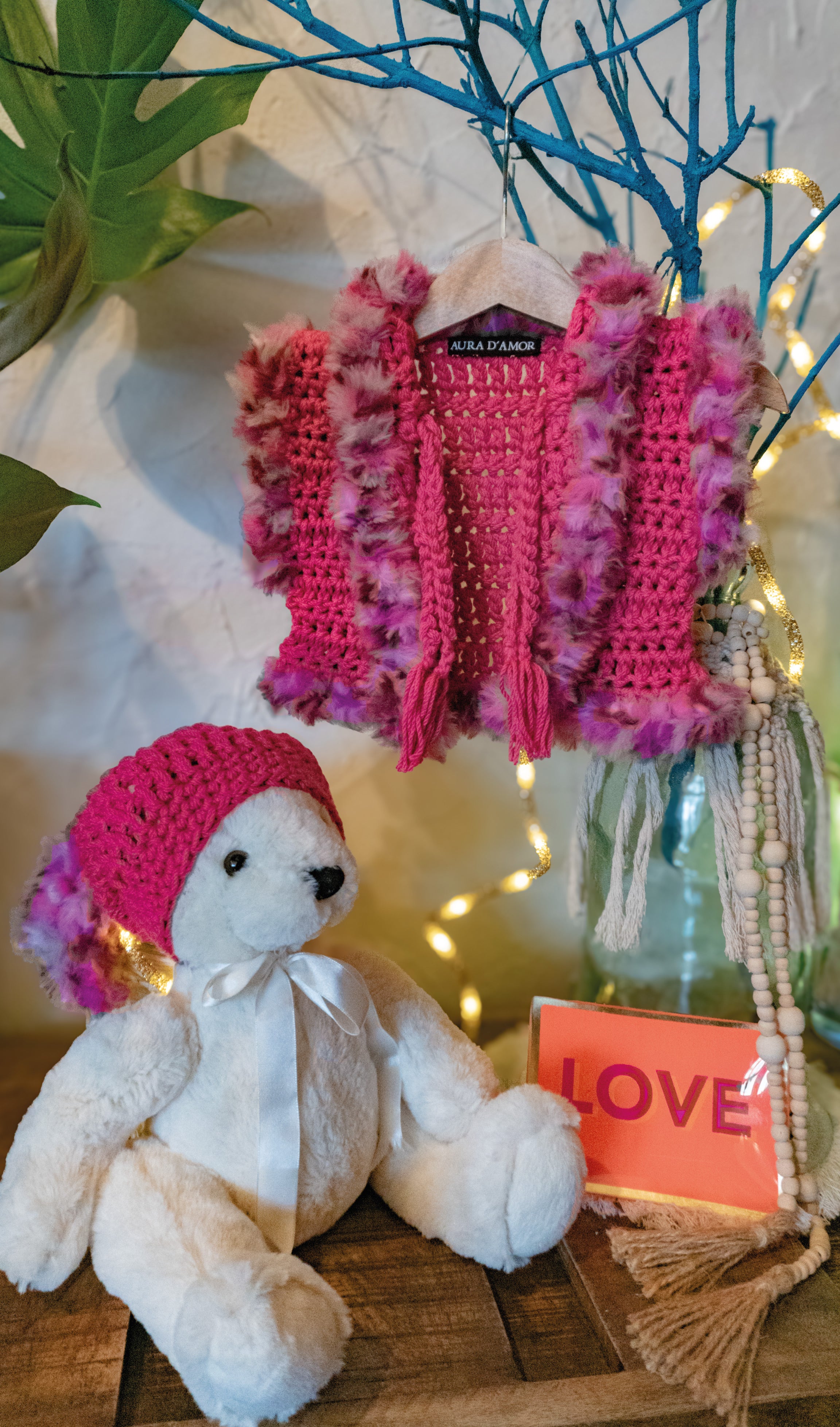 Handmade Boho Kinderkleidung – Häkelweste & Häkelmütze Set in Rosa Pink Pastell