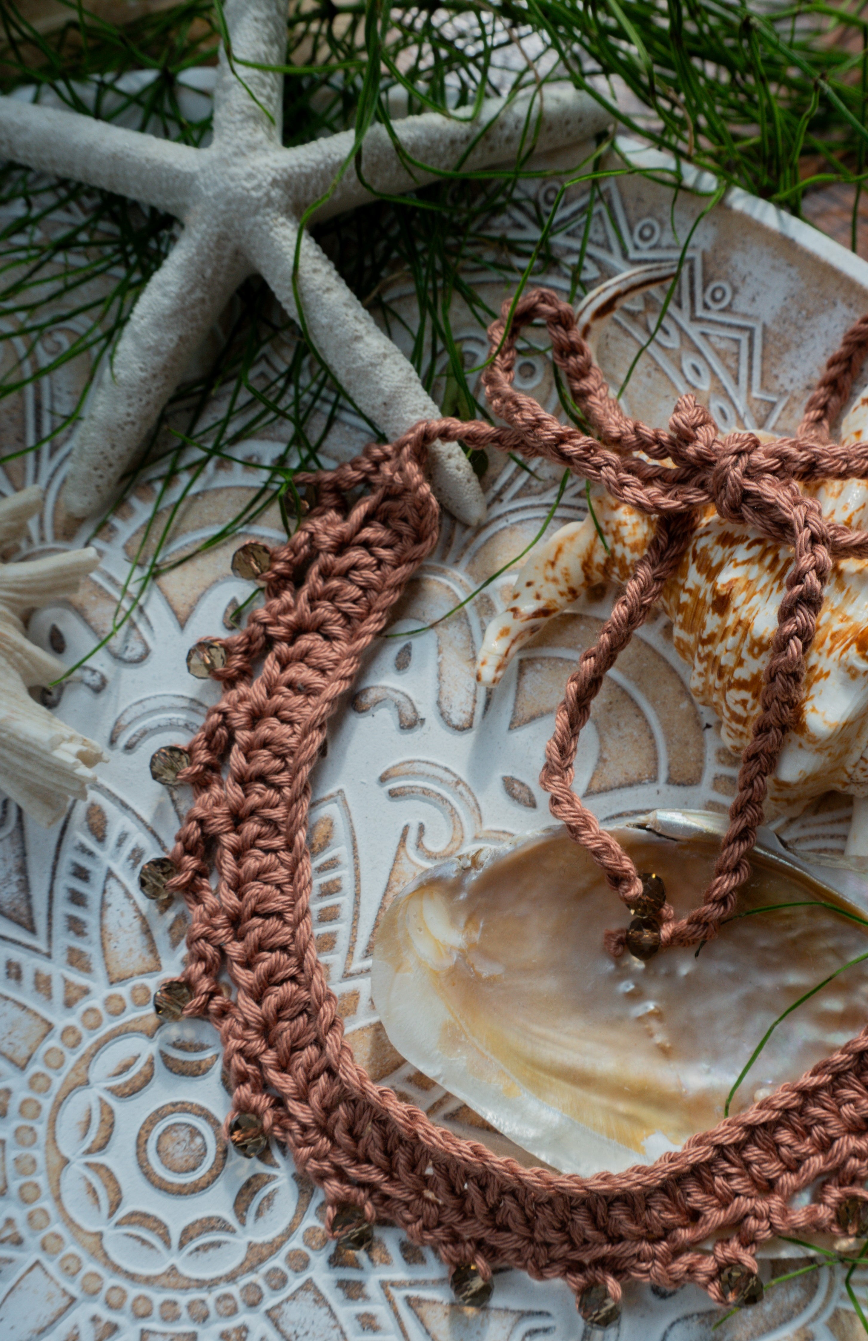 Handgemachter Boho-Choker in warmem Braun mit Glitzerperlen – sommerlicher Schmuck für Ibiza-Style und unbeschwerte Sommer Momente.