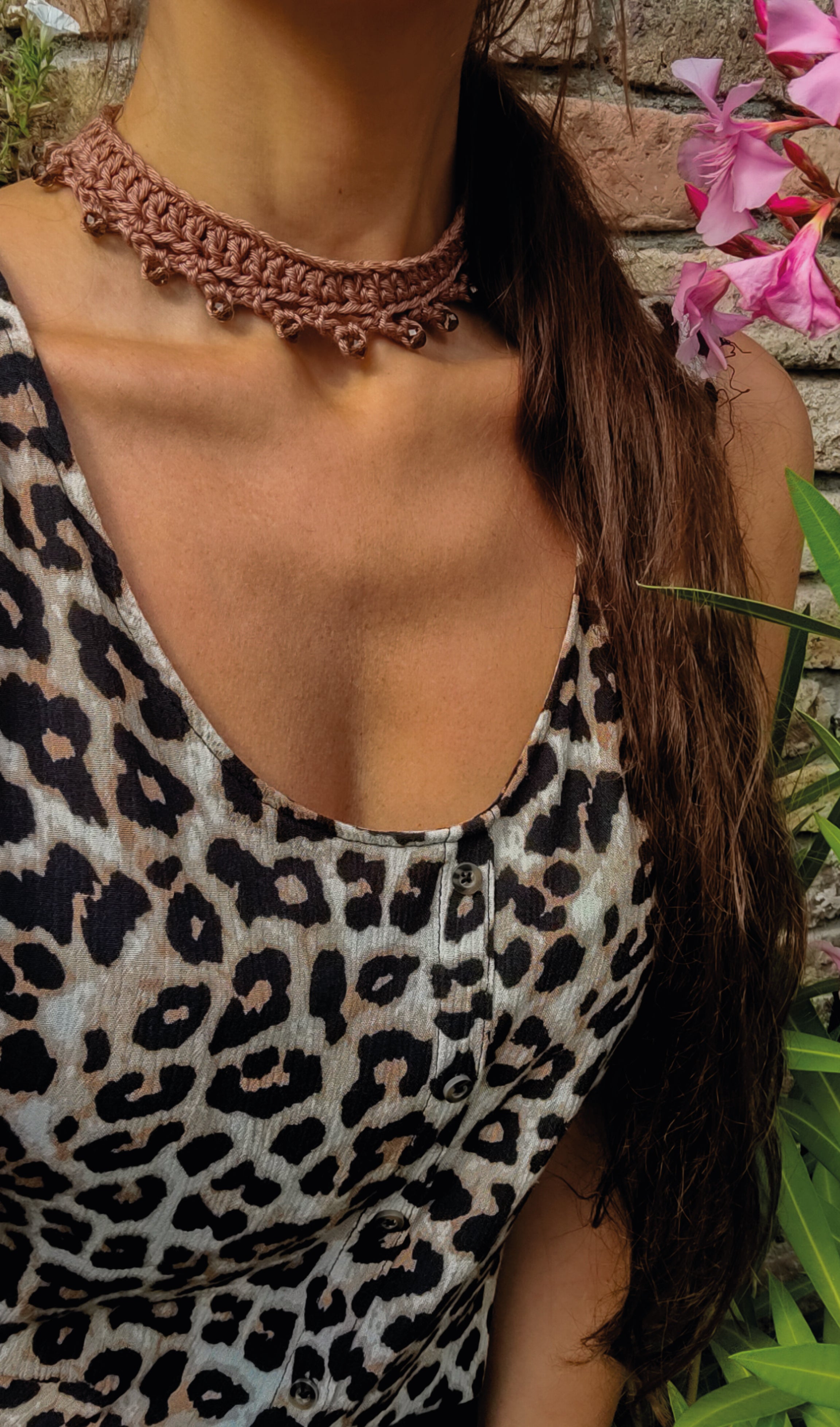 Handgemachter Boho-Choker in warmem Braun mit Glitzerperlen – sommerlicher Schmuck für Ibiza-Style und unbeschwerte Sommer Momente.