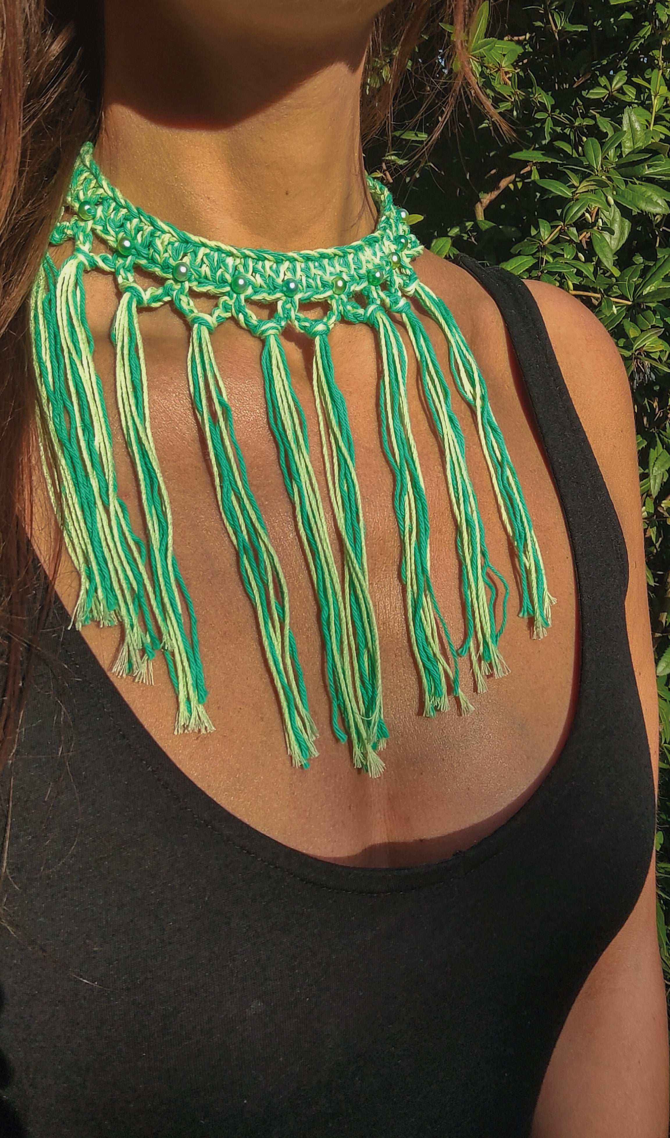 Handgemachte Boho Häkelkette in Hellgrün und Grün mit Fransen und Perlen – leichtes Unikat im Ibiza-Stil für natürliche Sommerlooks