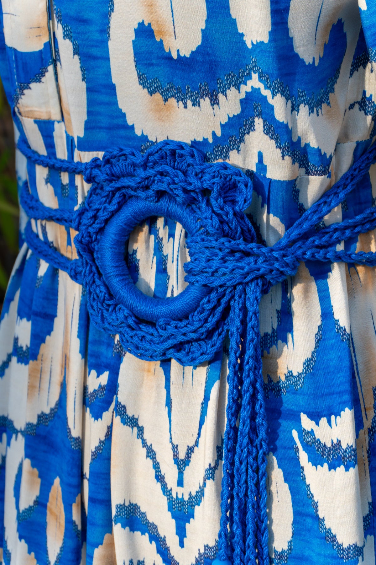 Handgefertigter Häkelgürtel in Königsblau mit langen Fransen und Perlen. Boho Sommer-Accessoire im Ibiza Style für Kleider, Röcke und Festival-Looks.