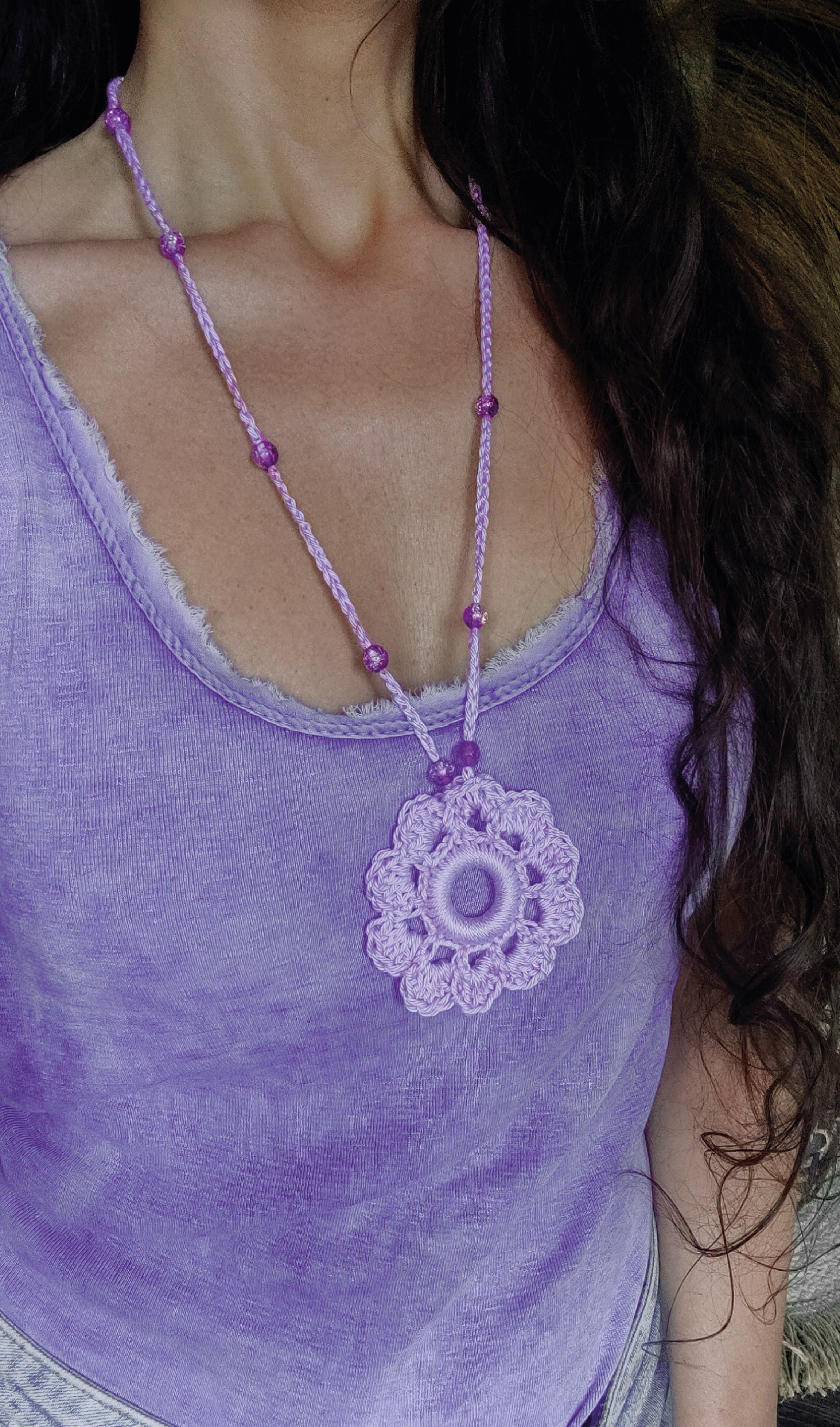 Häkelkette Pastell Flieder Lila mit Perlen Blumen Anhänger Sommer Accessoire Damenschmuck Schmuck Boho Style