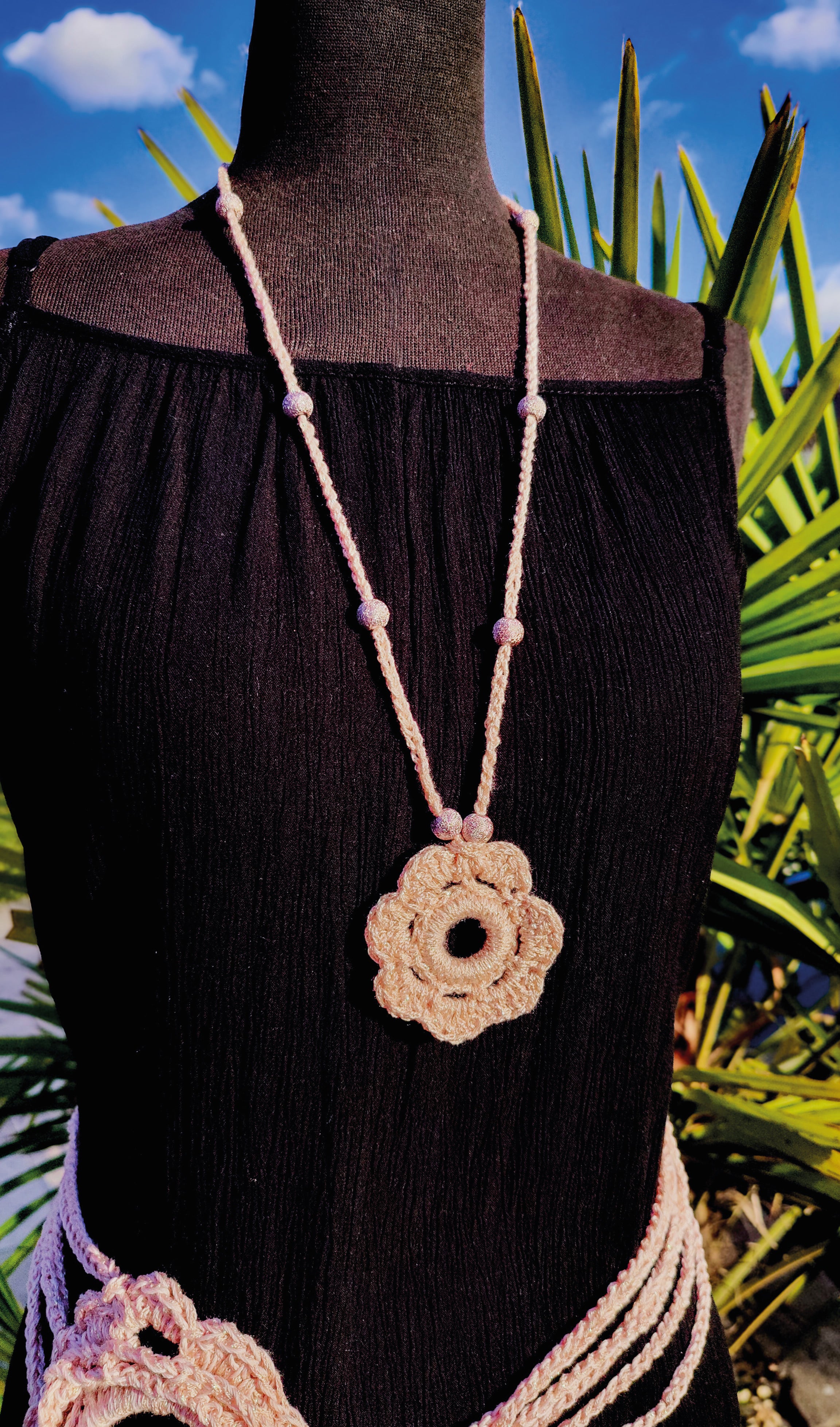 haekelkette in apricot metallic mit blumenanhänger sommerschmuck schmuck halskette kette