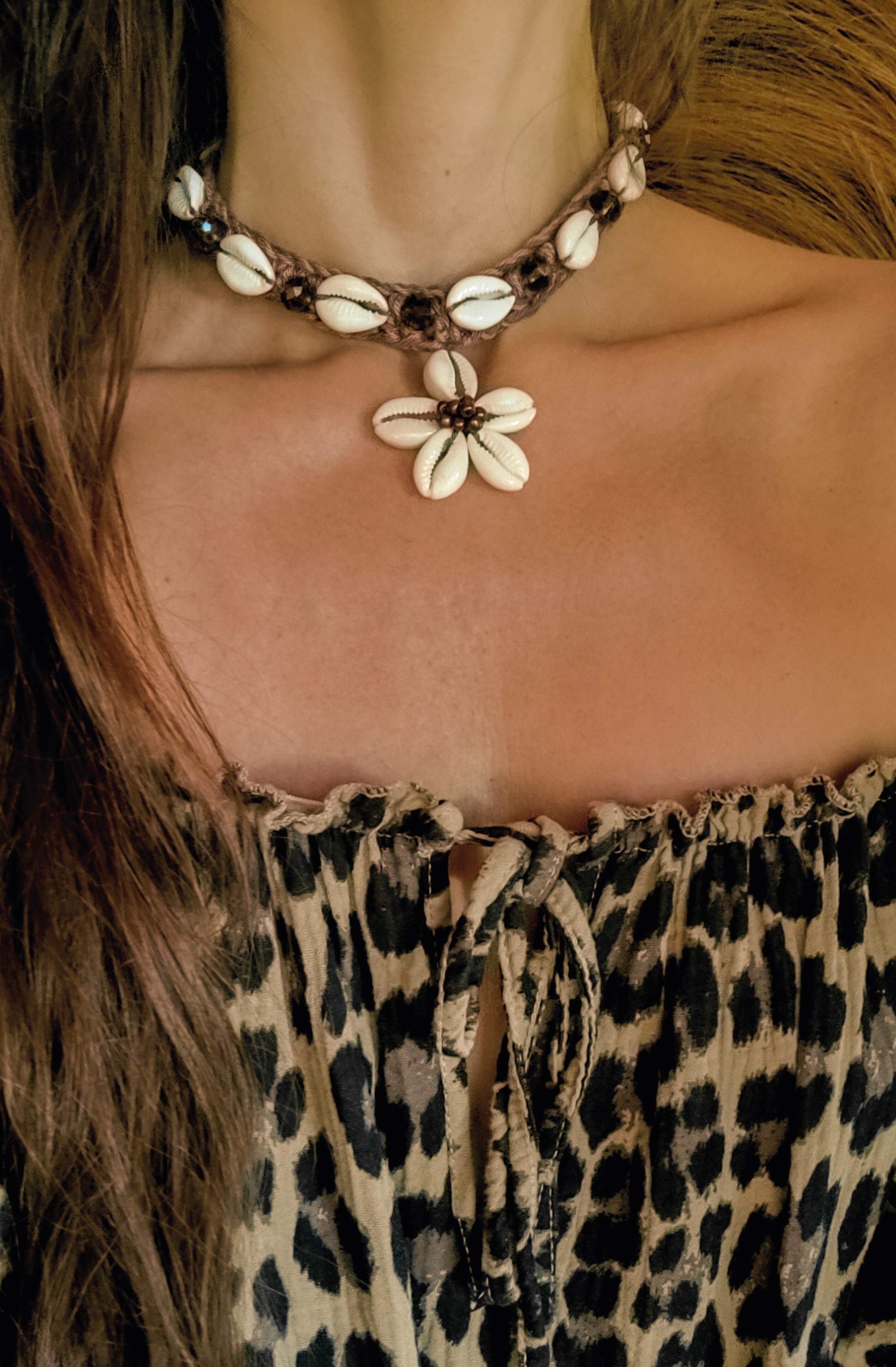 Handgemachte braune Boho-Häkelkette mit Muscheln, Muschelanhänger & braunen Glitzerperlen – sommerlicher Schmuck für Strand, City oder Ibiza-Looks.