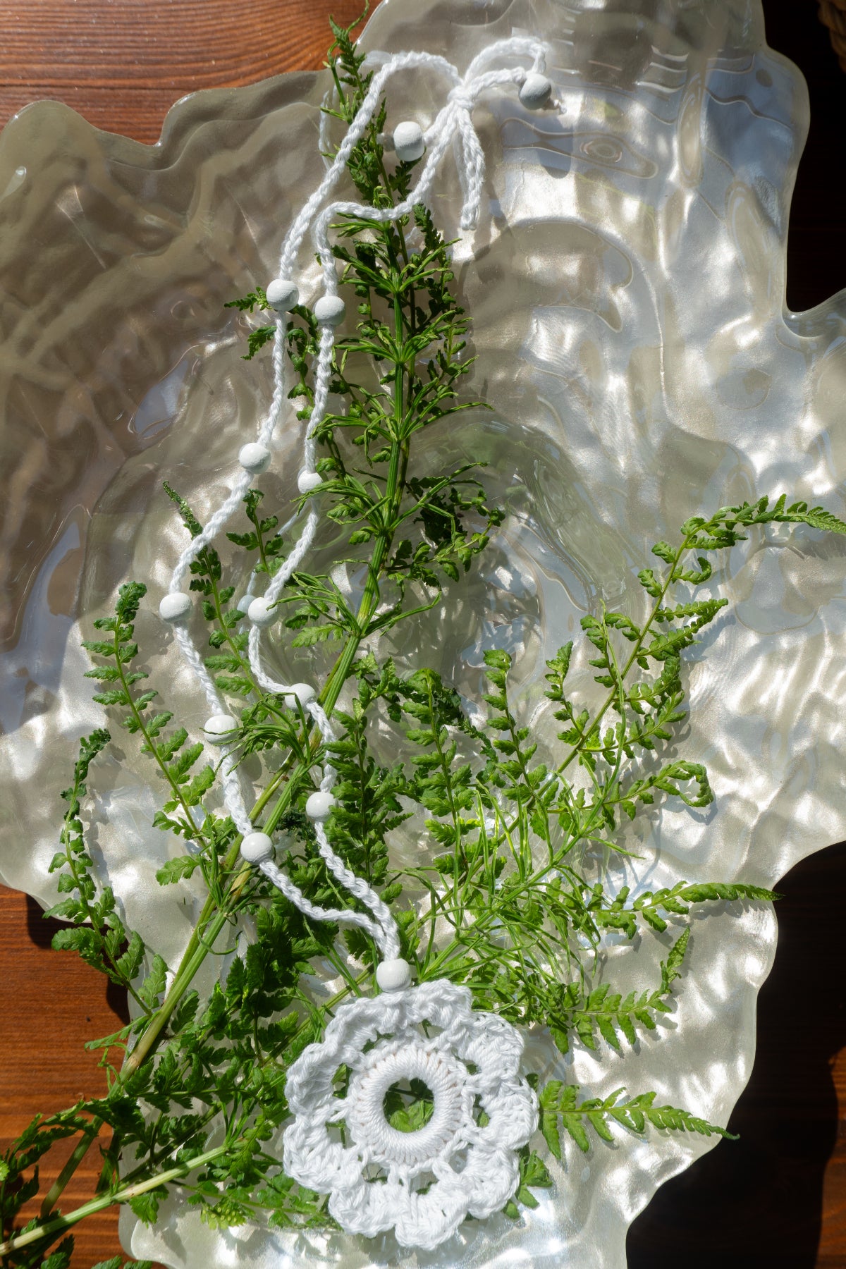 Weiße handgefertigte Häkelkette mit Häkelblumen-Anhänger. Leichter Boho Sommerschmuck im Ibiza Style für Sommer, Strand, Urlaub und Festival-Outfits.
