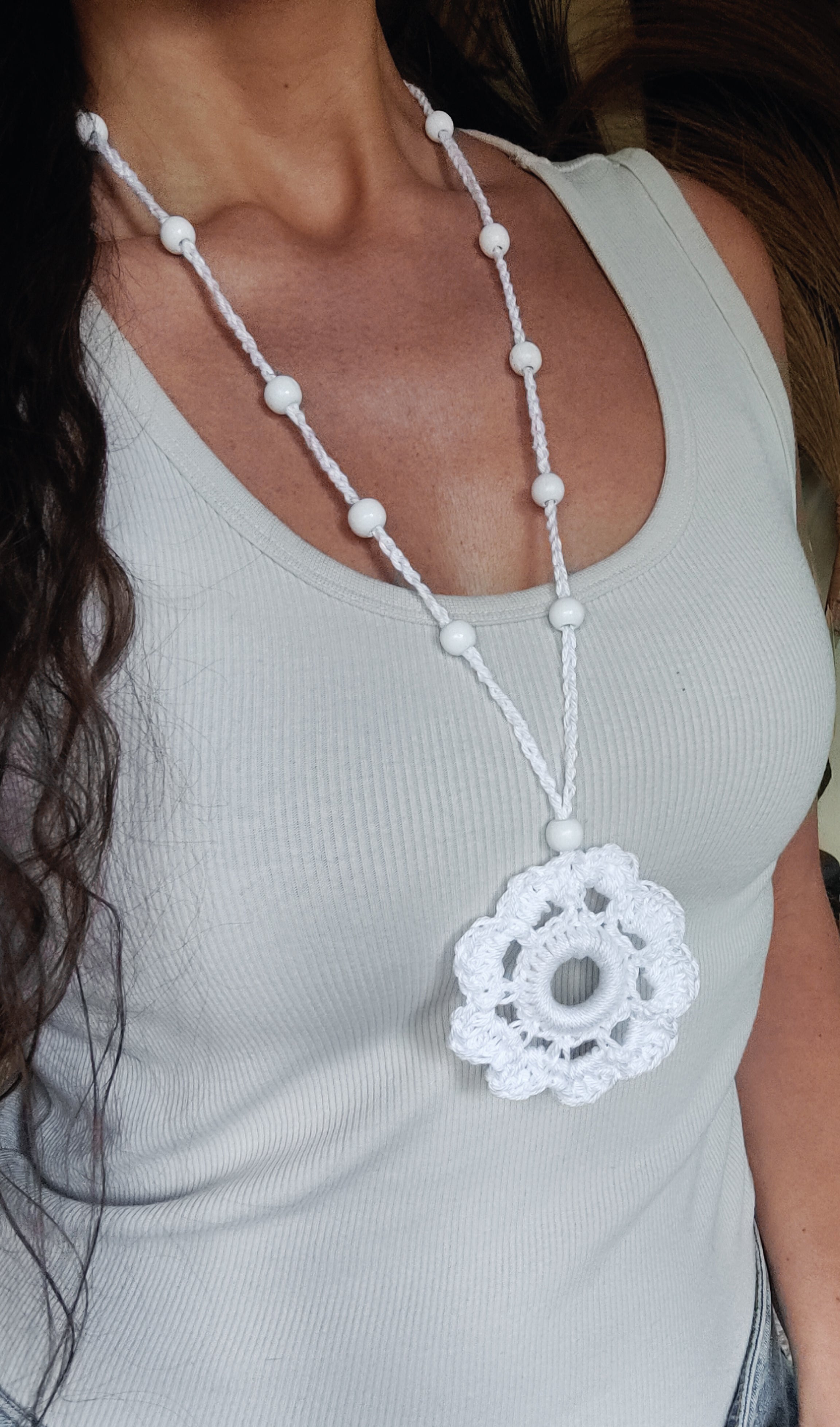 Weiße handgefertigte Häkelkette mit Häkelblumen-Anhänger. Leichter Boho Sommerschmuck im Ibiza Style für Sommer, Strand, Urlaub und Festival-Outfits.