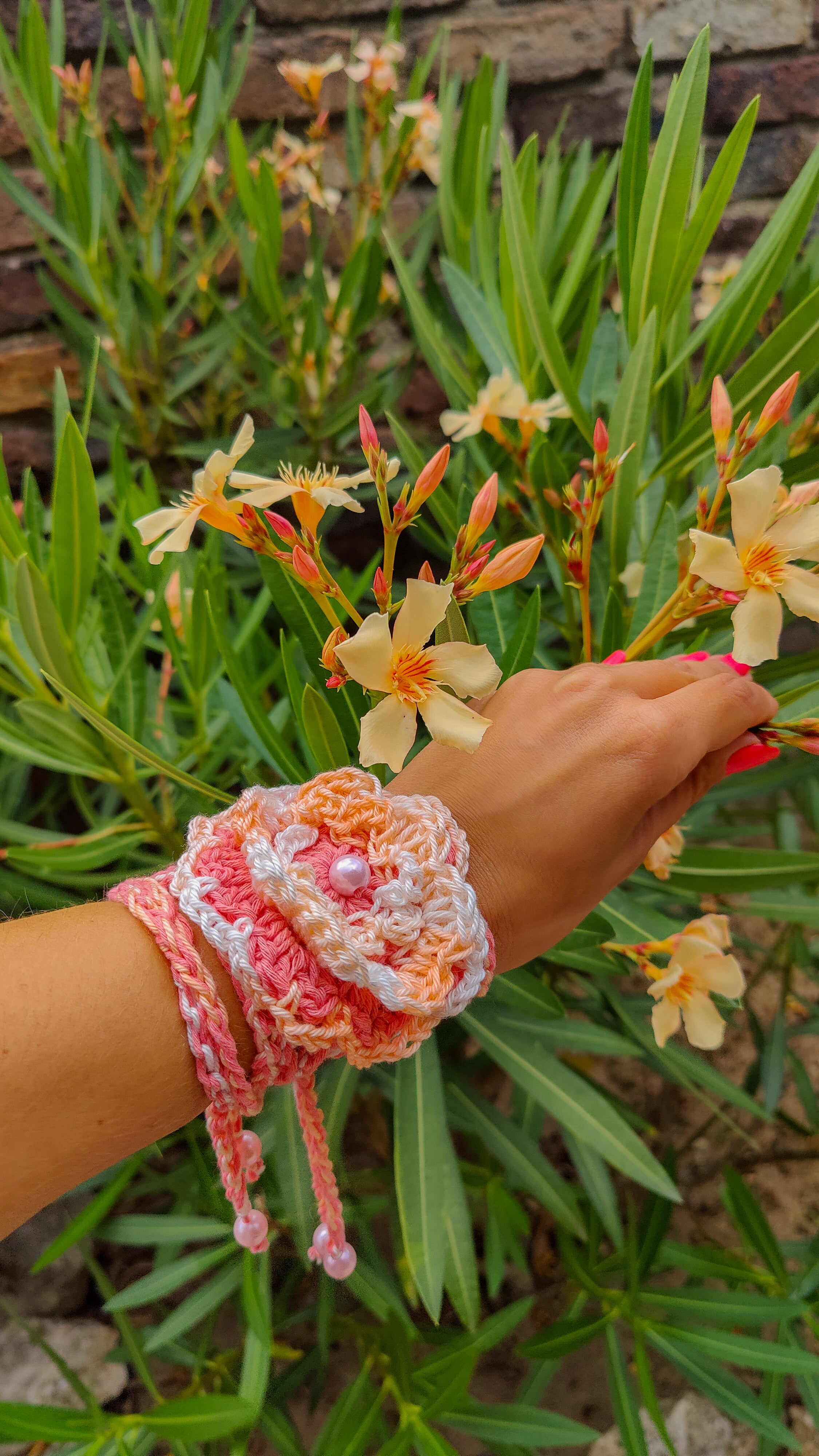 Häkelkette im Koralle-Apricot-Mix mit Blume & Perlen – Boho Unikat zum Tragen als Halskette, Haaraccessoire oder Armband. Handmade für Festival & Sommer.