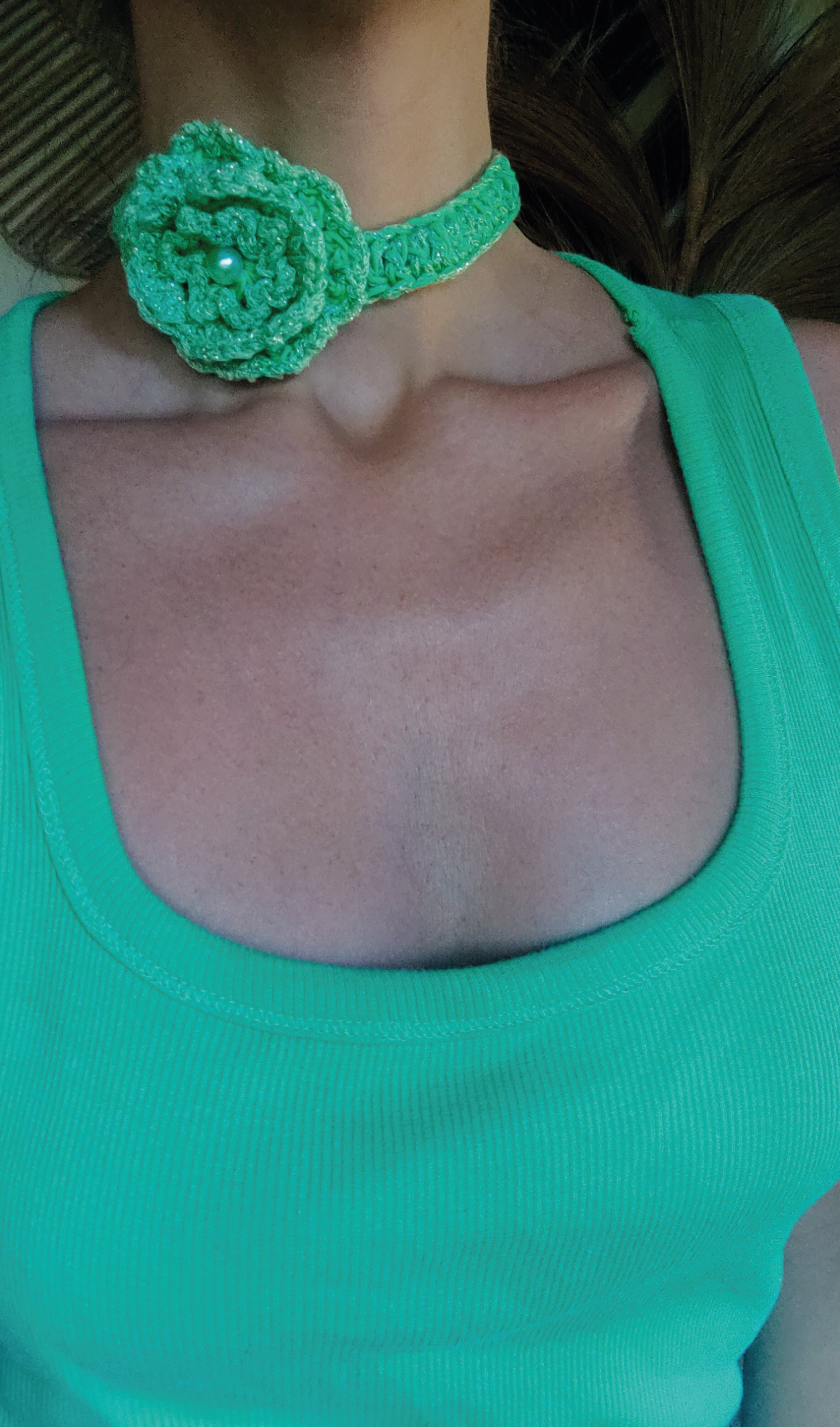 Grüner Boho Häkel-Choker mit Blume und Metallic-Effektgarn – handgemachtes Unikat, variabel tragbar als Halskette oder Armband im Ibiza-Stil
