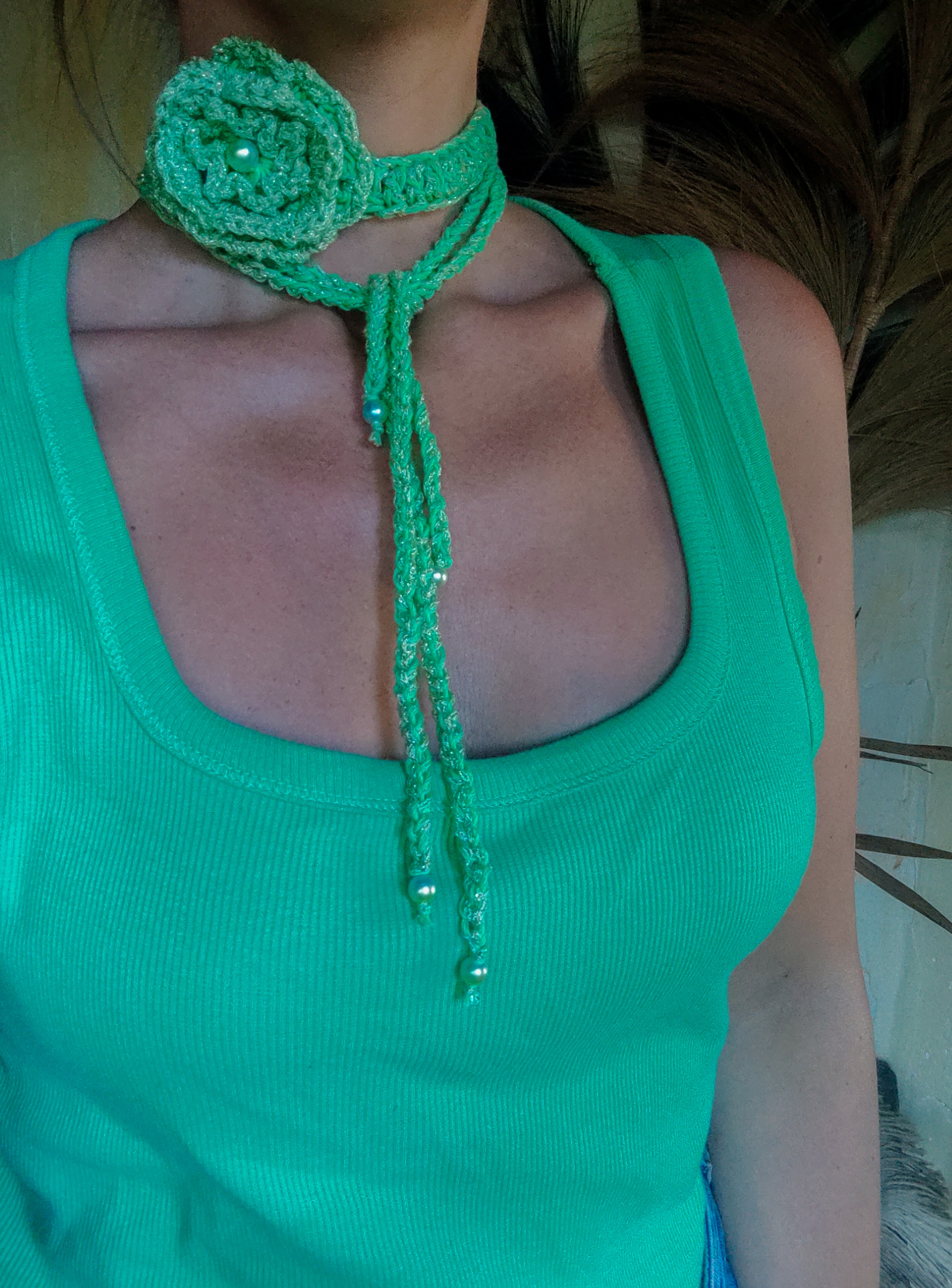 Grüner Boho Häkel-Choker mit Blume und Metallic-Effektgarn – handgemachtes Unikat, variabel tragbar als Halskette oder Armband im Ibiza-Stil