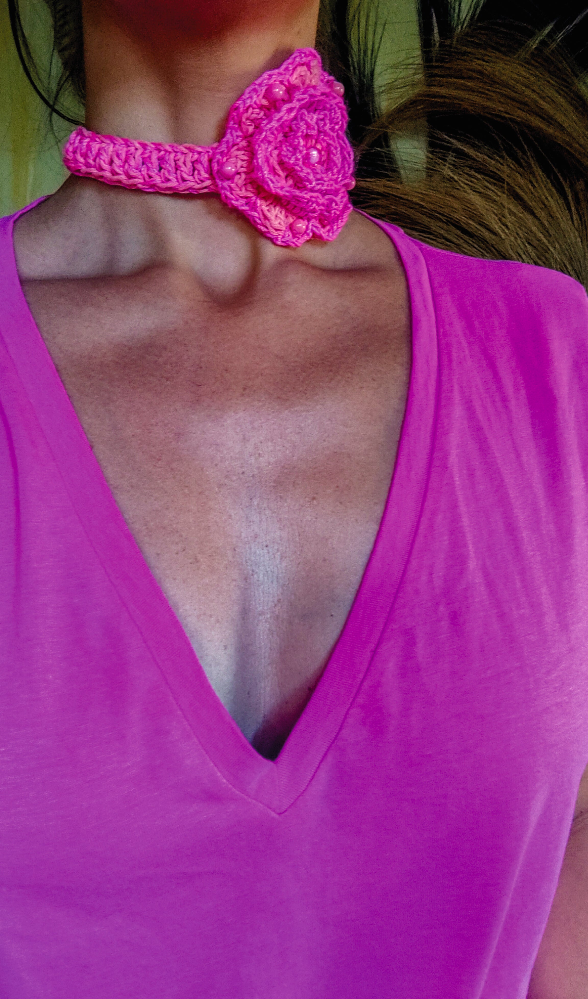 Boho Häkel-Choker in Pink & Coral mit Blume – handgemachter Schmuck, tragbar als Halskette oder Armband, Ibiza Stil, Unikat Design