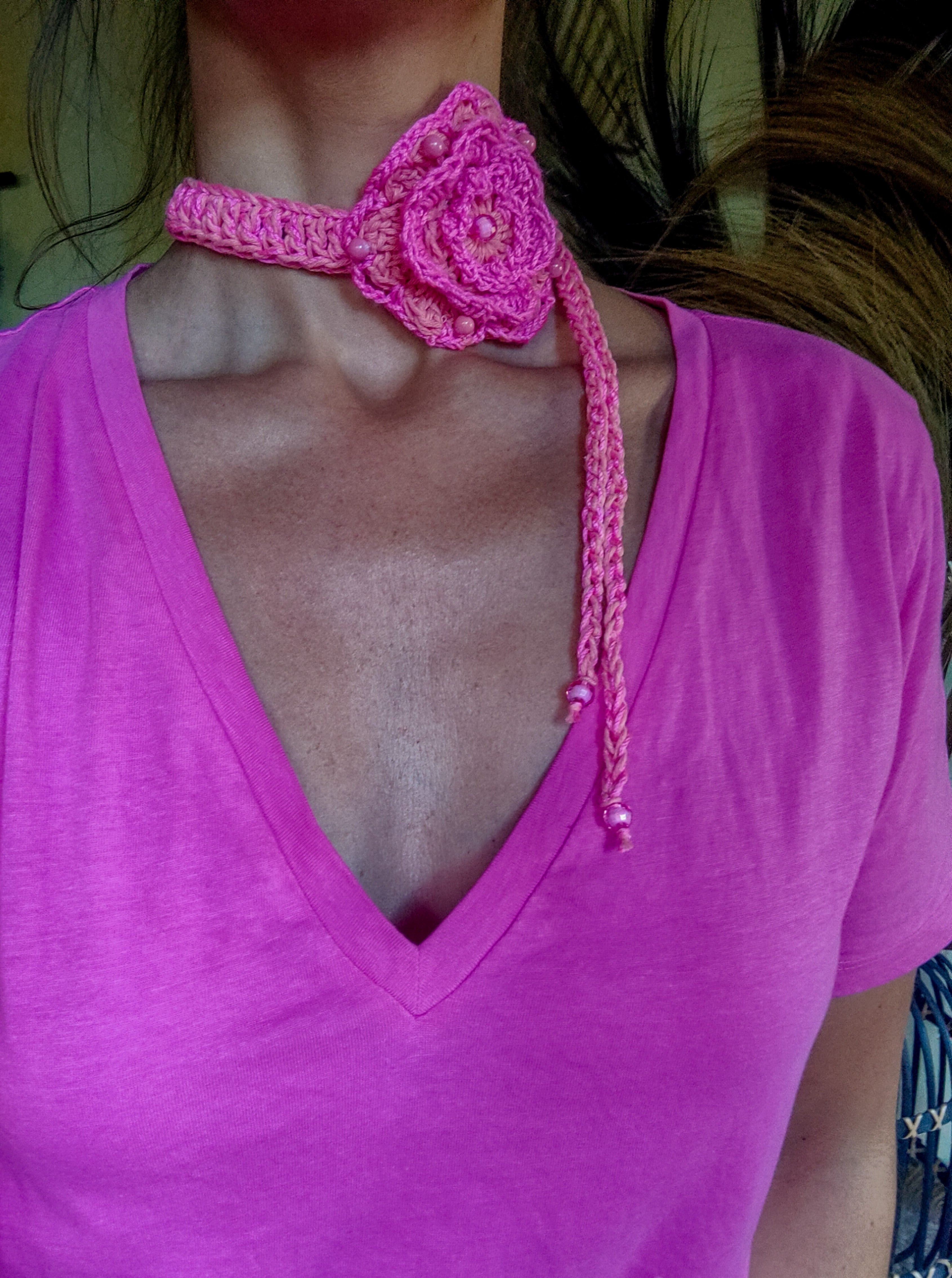 Boho Häkel-Choker in Pink & Coral mit Blume – handgemachter Schmuck, tragbar als Halskette oder Armband, Ibiza Stil, Unikat Design