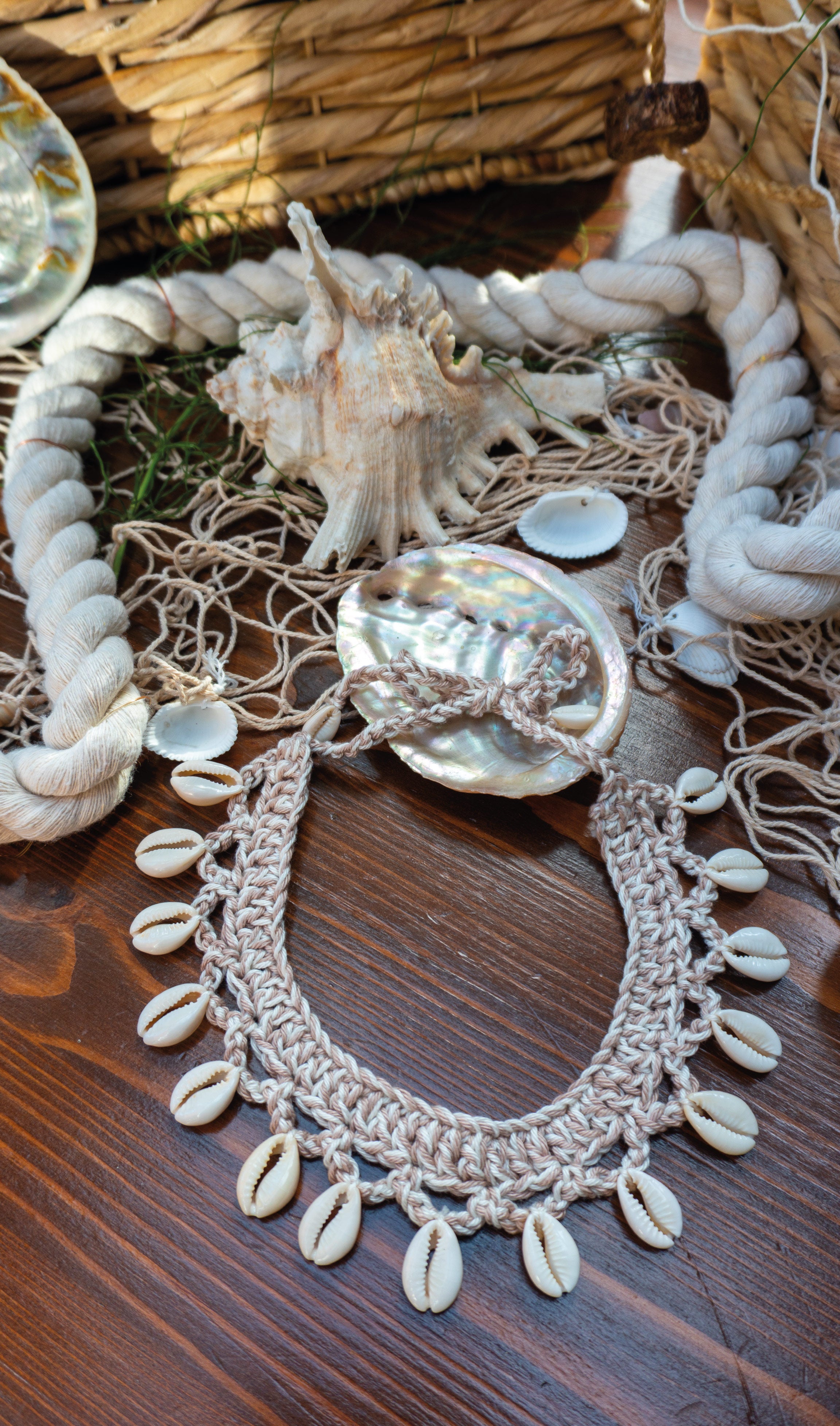 Handgefertigte Häkelkette im Beige-Mix mit Muscheln. Boho Halsschmuck im Ibiza Style für Sommer, Strand, Urlaub und Festival-Outfits.