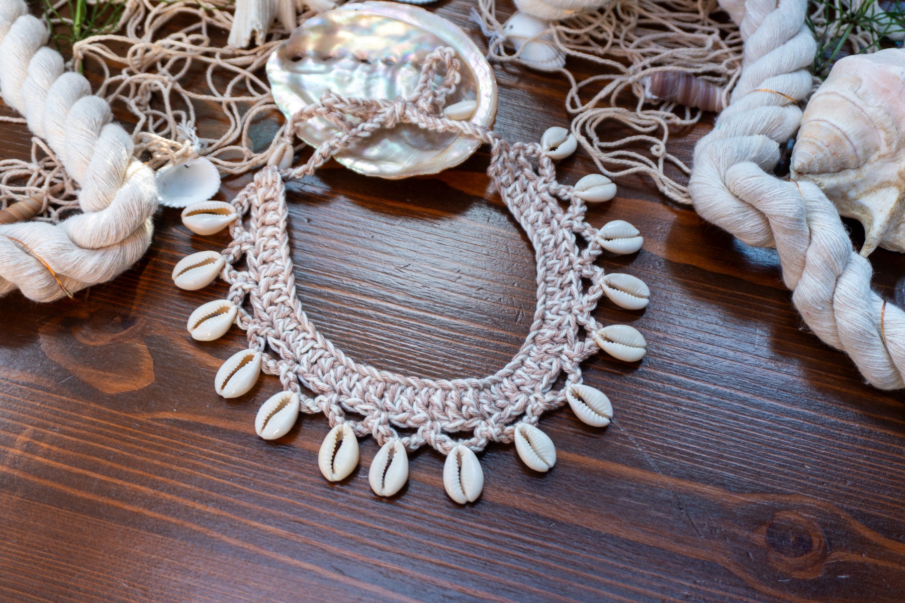 Handgefertigte Häkelkette im Beige-Mix mit Muscheln. Boho Halsschmuck im Ibiza Style für Sommer, Strand, Urlaub und Festival-Outfits.