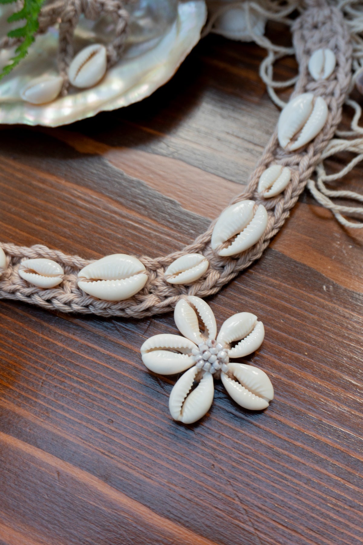 Beige Häkelkette mit Muscheln und Muschelanhänger. Handgemachter Boho Schmuck im Ibiza Style für Sommer, Strand und Urlaub.