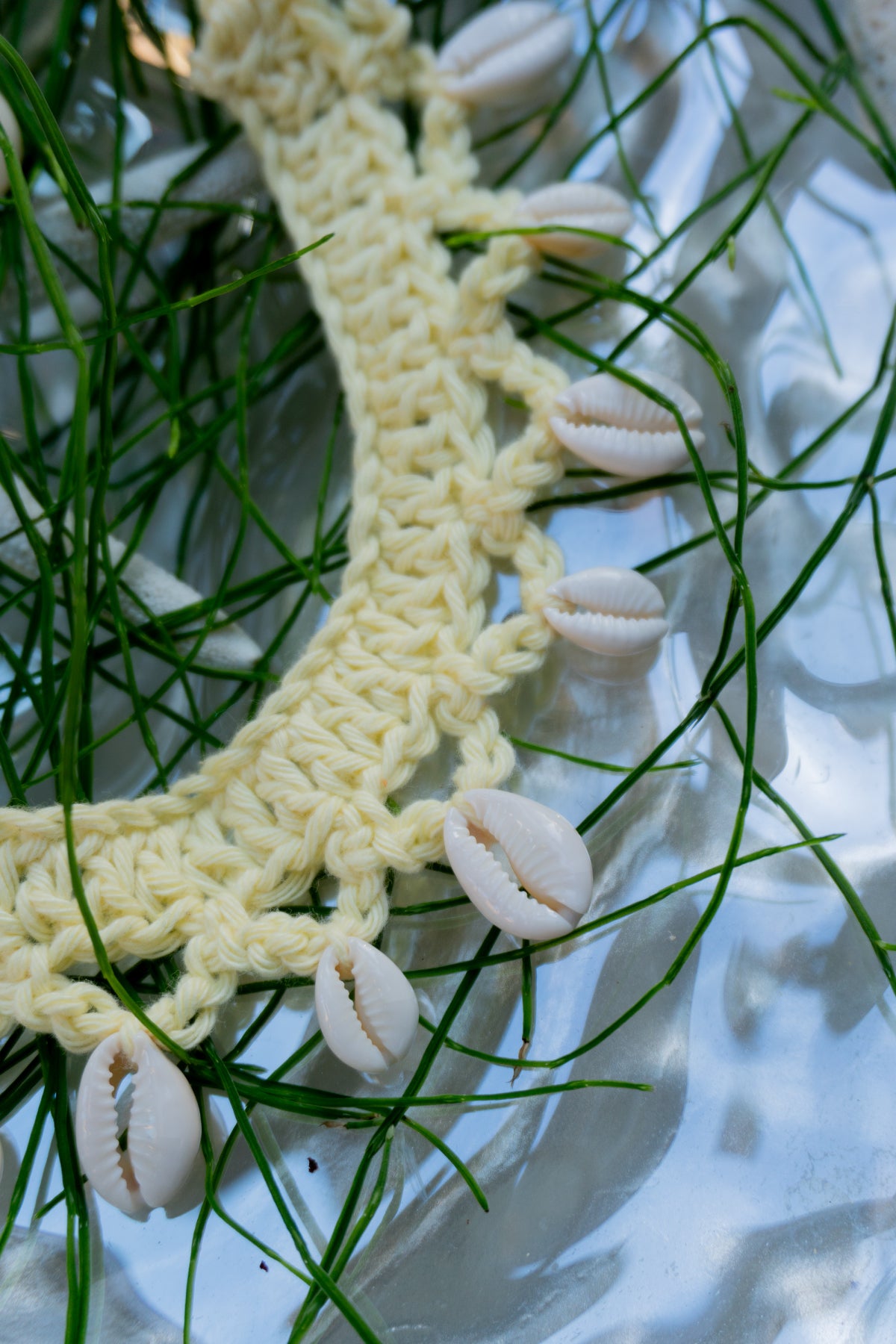 Handgemachte Häkelkette mit Muscheln in Pastellgelb. Boho Schmuck & Ibiza Halsschmuck für Sommer, Strandurlaub, Festival und Beach Looks.