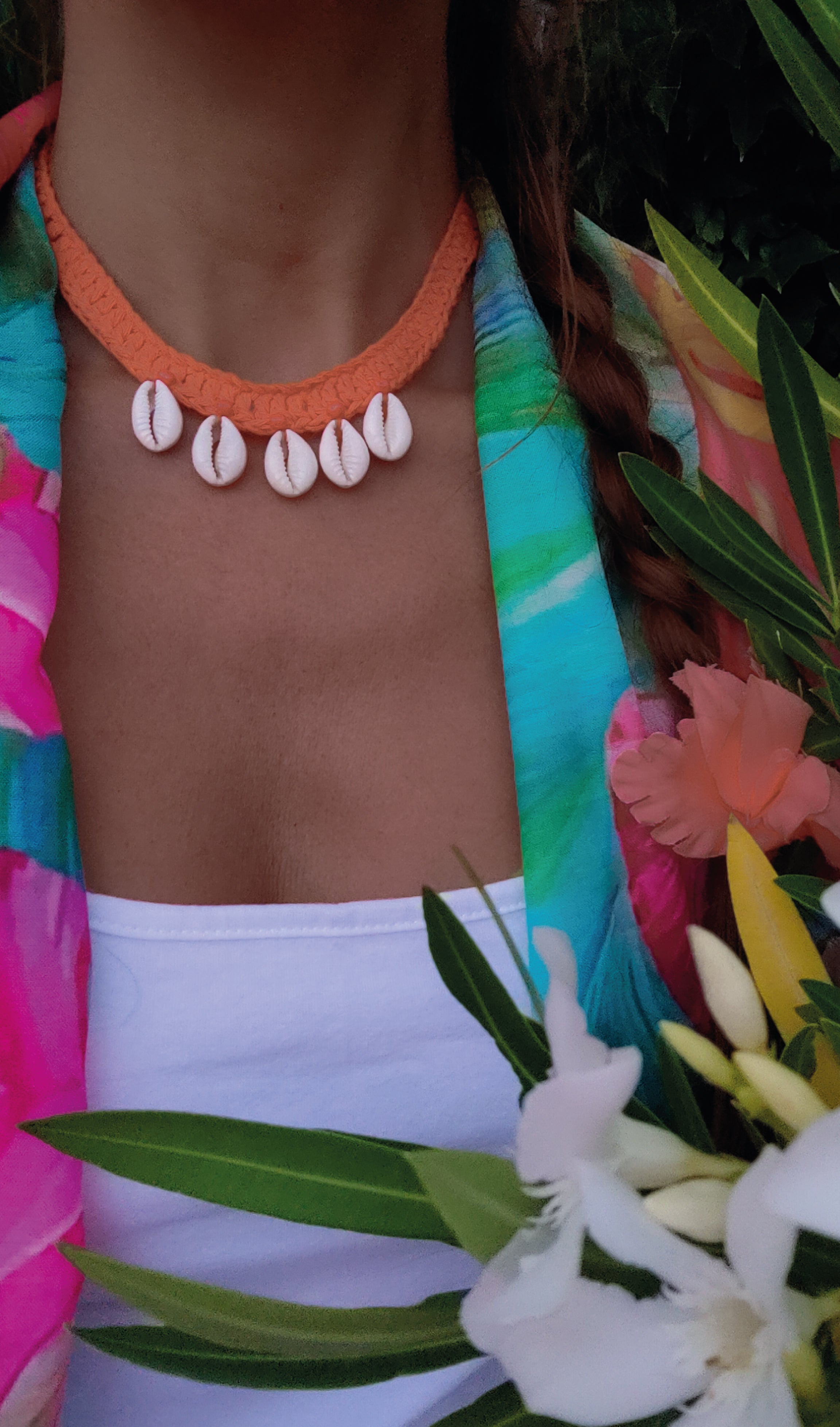 Orange Muschelkette handgemacht aus Häkelgarn mit Muscheln und kleinen Perlen. Boho Sommerschmuck im Ibiza Style für Strand, Urlaub und Festivals.