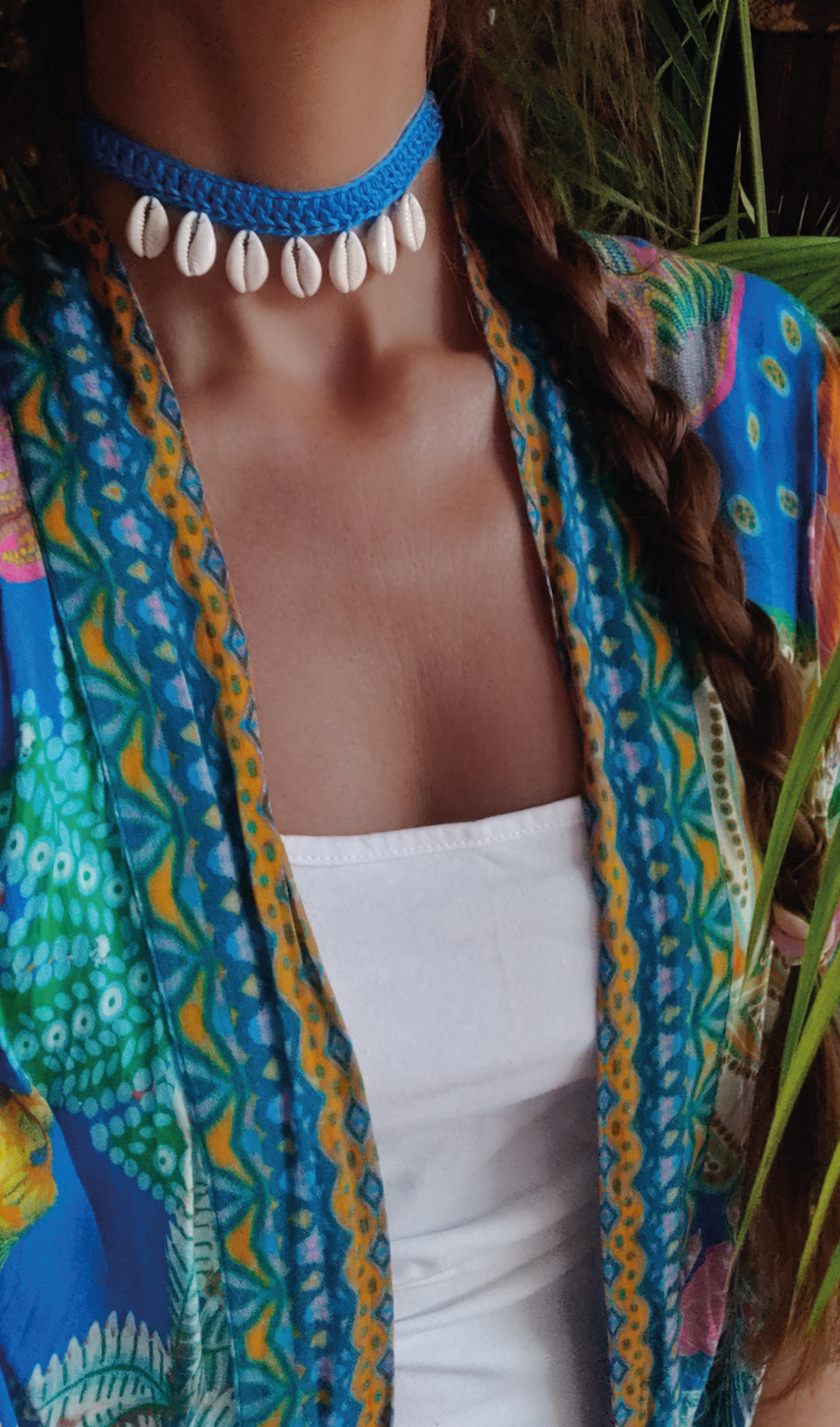 Türkisblaue handgefertigte Häkelkette mit Muscheln als Anhänger. Boho Sommerschmuck im Ibiza Style für Strand, Urlaub, Beach Looks und Festivals.