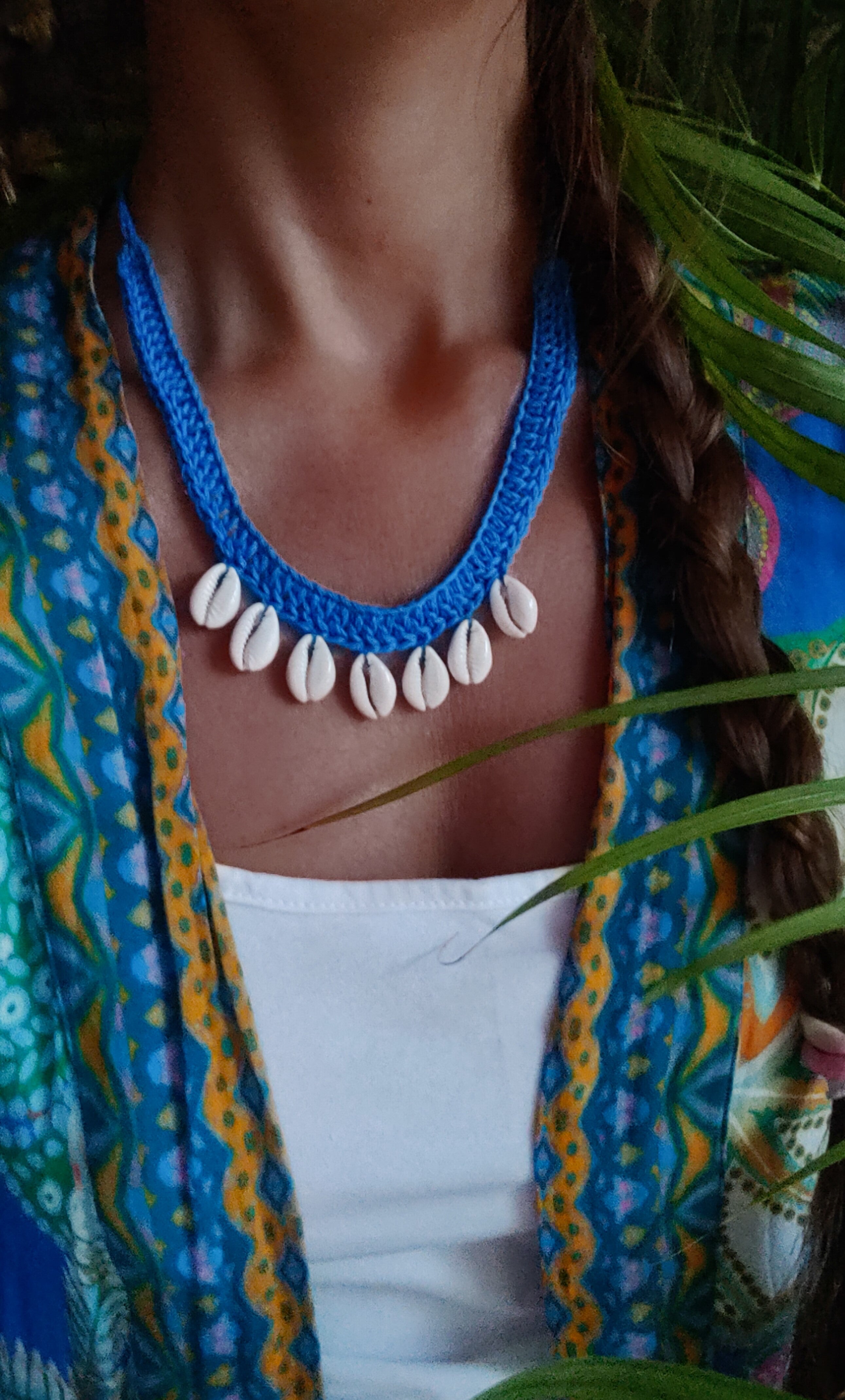 Türkisblaue handgefertigte Häkelkette mit Muscheln als Anhänger. Boho Sommerschmuck im Ibiza Style für Strand, Urlaub, Beach Looks und Festivals.