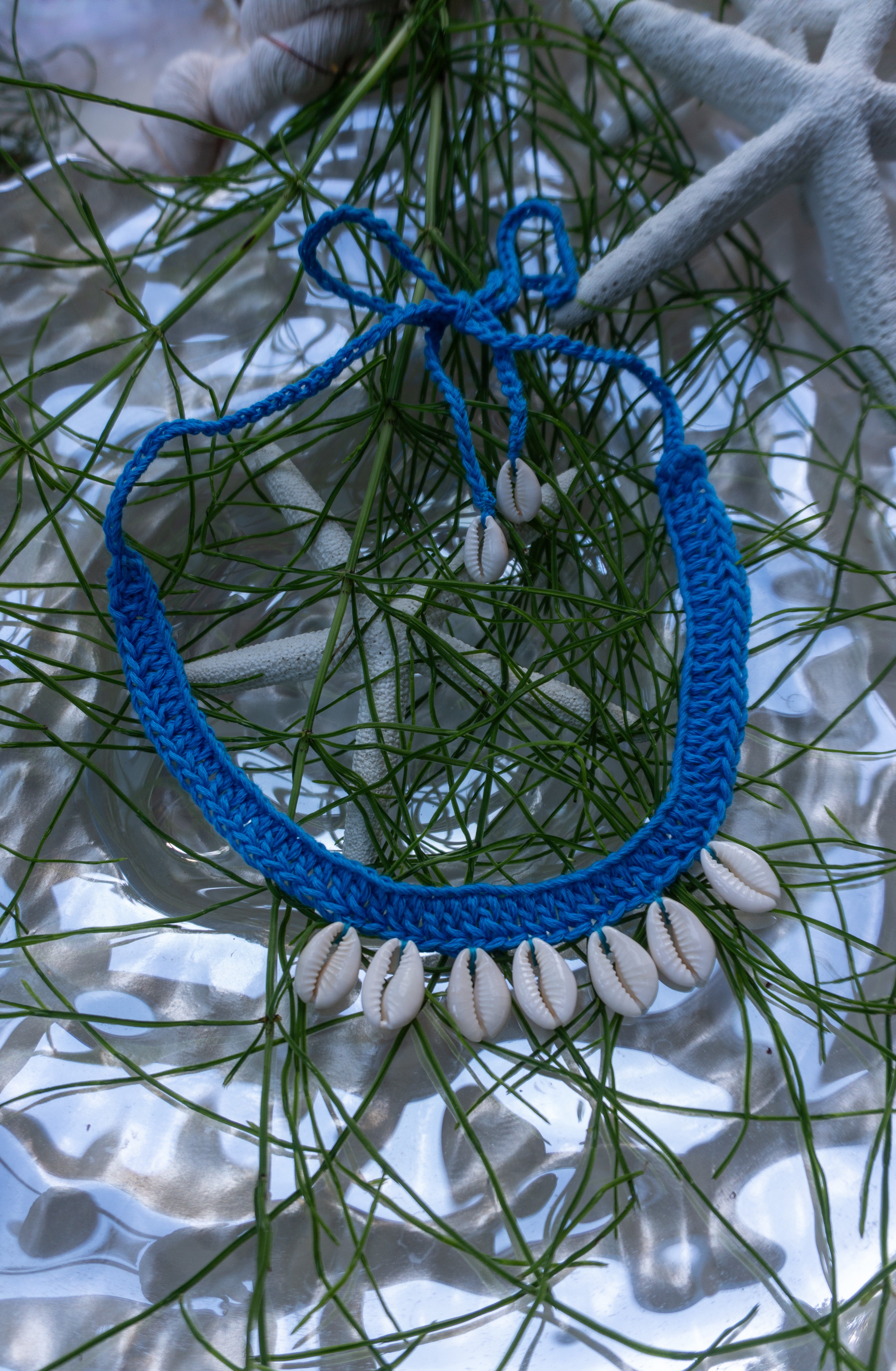 Türkisblaue handgefertigte Häkelkette mit Muscheln als Anhänger. Boho Sommerschmuck im Ibiza Style für Strand, Urlaub, Beach Looks und Festivals.