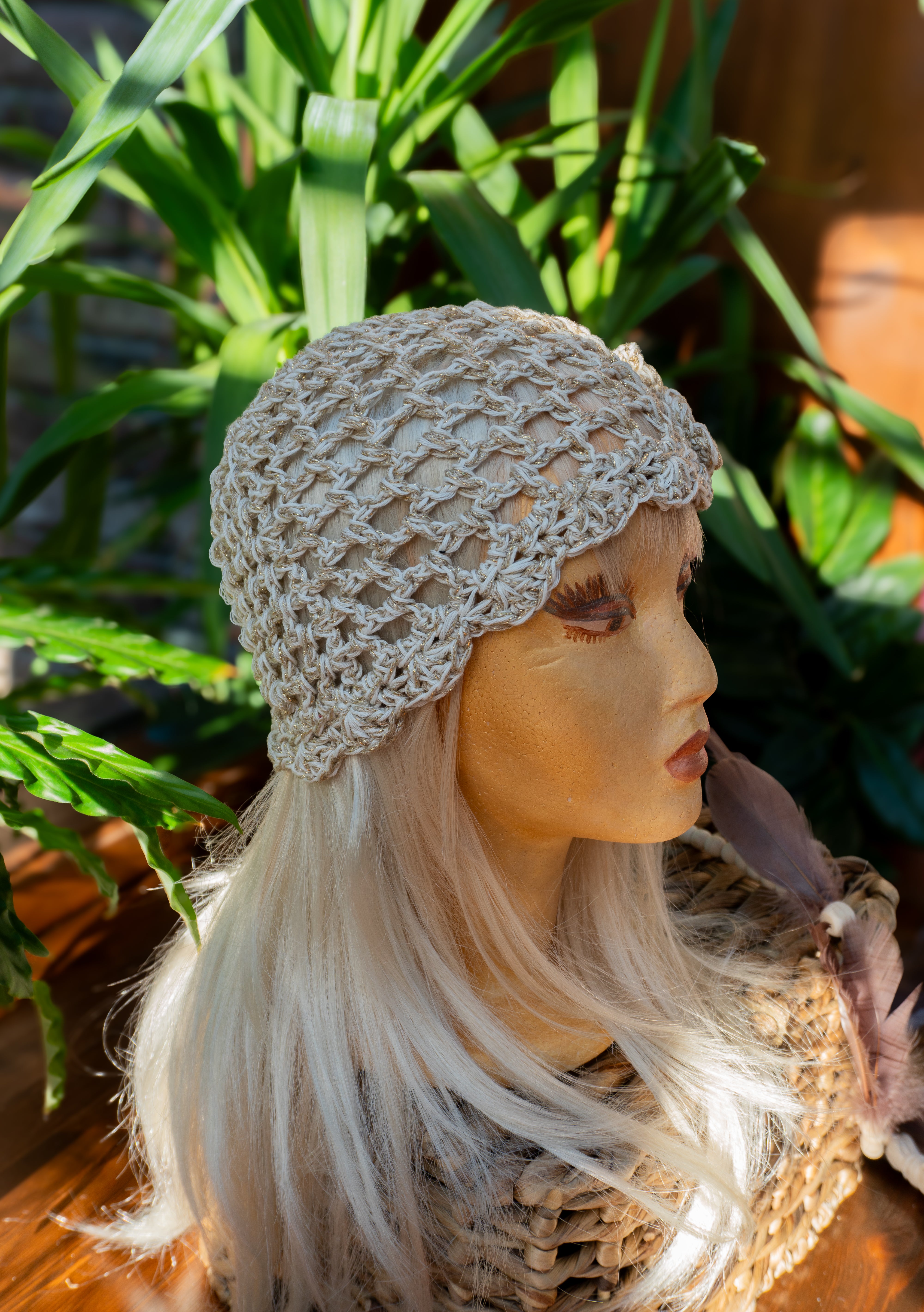 Einzigartiges Boho-Statement für warme Tage: Diese handgefertigte Sommer-Häkelmütze in Beige-Gold besticht durch ihren subtilen Metallicglanz. Aus hochwertiger Baumwolle und speziellem Effektgarn gefertigt, bietet sie angenehmen Tragekomfort – weich, leicht und luftdurchlässig ohne zu kratzen. Ein exklusives Unikat aus unserem Atlier, mit Liebe zum Detail gefertigt.
Material: Baumwolle und Metallic-Effektgarn
