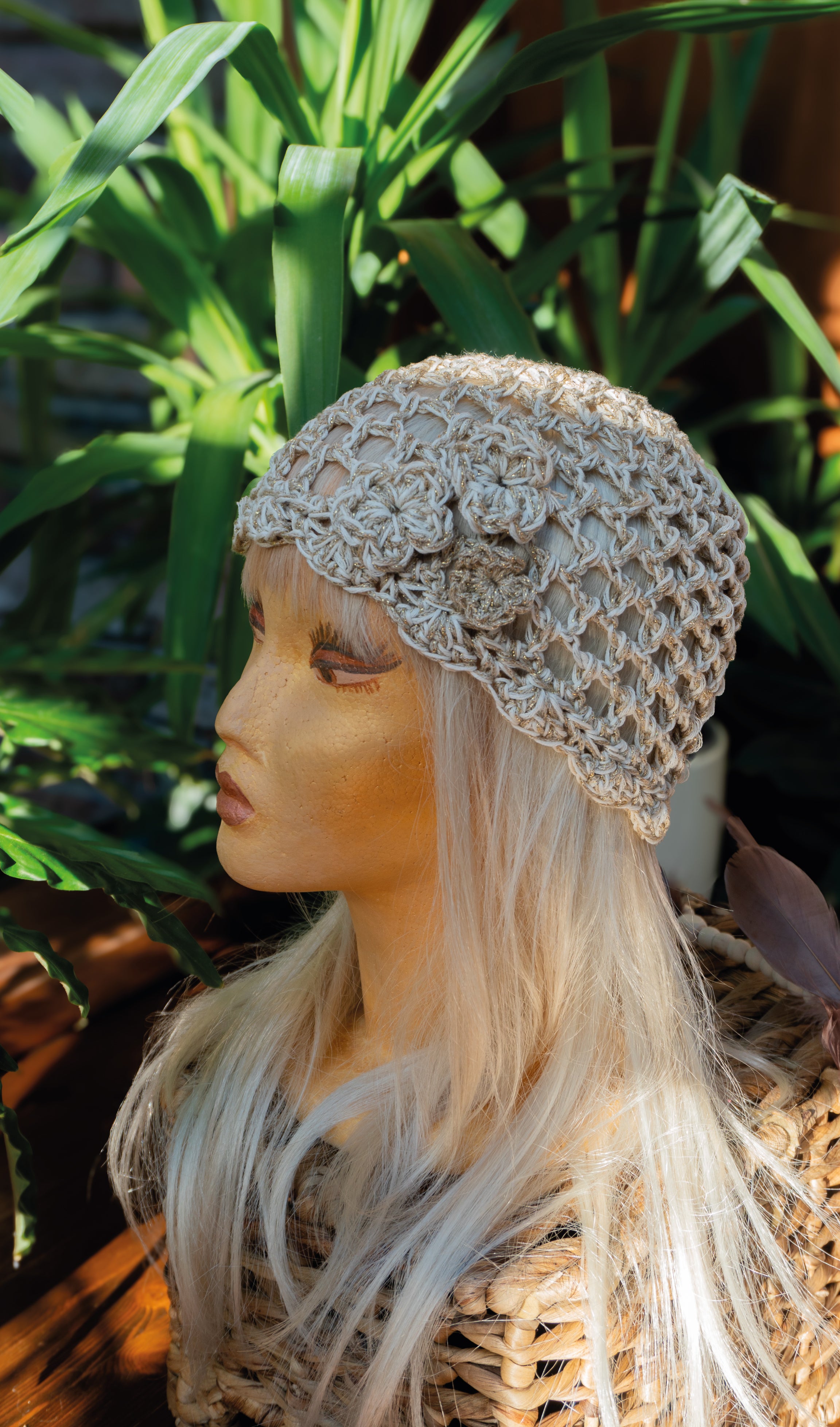 Einzigartiges Boho-Statement für warme Tage: Diese handgefertigte Sommer-Häkelmütze in Beige-Gold besticht durch ihren subtilen Metallicglanz. Aus hochwertiger Baumwolle und speziellem Effektgarn gefertigt, bietet sie angenehmen Tragekomfort – weich, leicht und luftdurchlässig ohne zu kratzen. Ein exklusives Unikat aus unserem Atlier, mit Liebe zum Detail gefertigt.
Material: Baumwolle und Metallic-Effektgarn