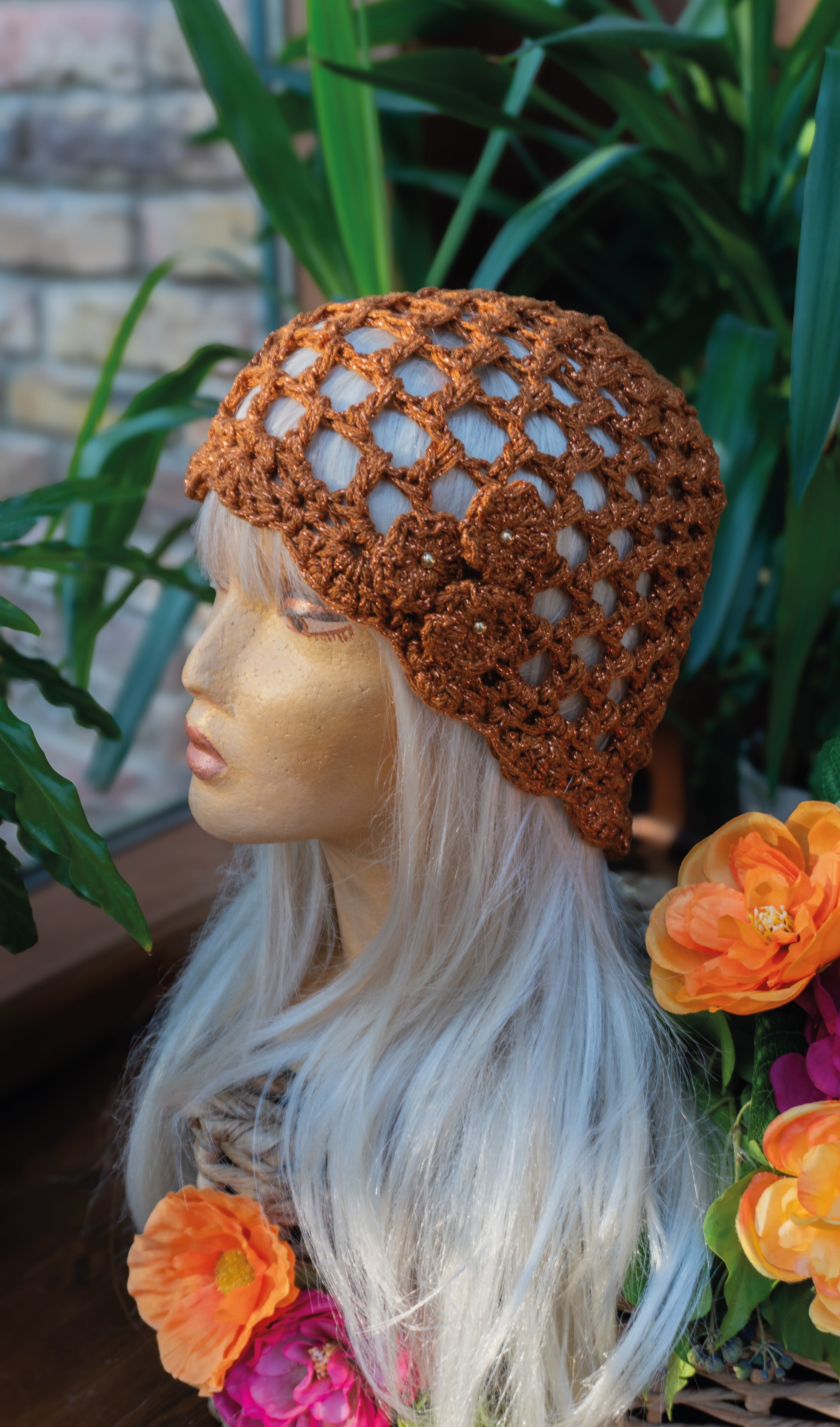 Setzen Sie ein stilvolles Statement mit dieser handgefertigten Boho-Sommer-Häkelmütze in Bronze-Metallic. Der edle Metallicglanz verleiht Ihrem Look besondere Ausstrahlung. Aus hochwertigem Effektgarn gefertigt, überzeugt sie durch angenehme Trageeigenschaften – weich, leicht und luftdurchlässig. Ein exklusives Unikat aus unserem Atelier, das mit Liebe zum Detail erschaffen wurde.
Material: Metallic-Effektgarn