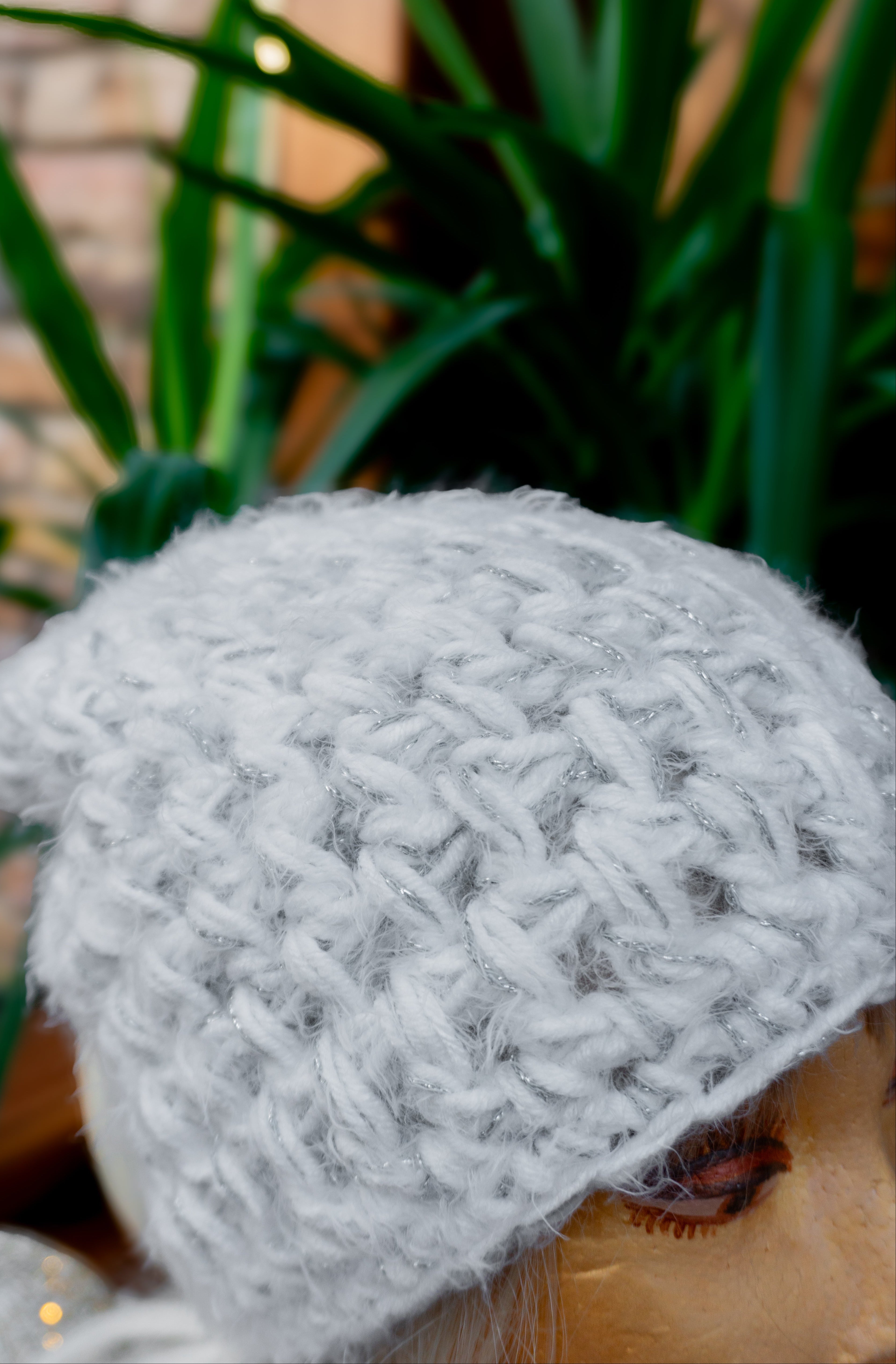 Elegante Häkelmütze in Weiß Silber mit leichtem Metallic Effekt. Handgefertigtes Unikat für Herbst und Winter. Weich bequem und ideal für moderne Winterlooks.