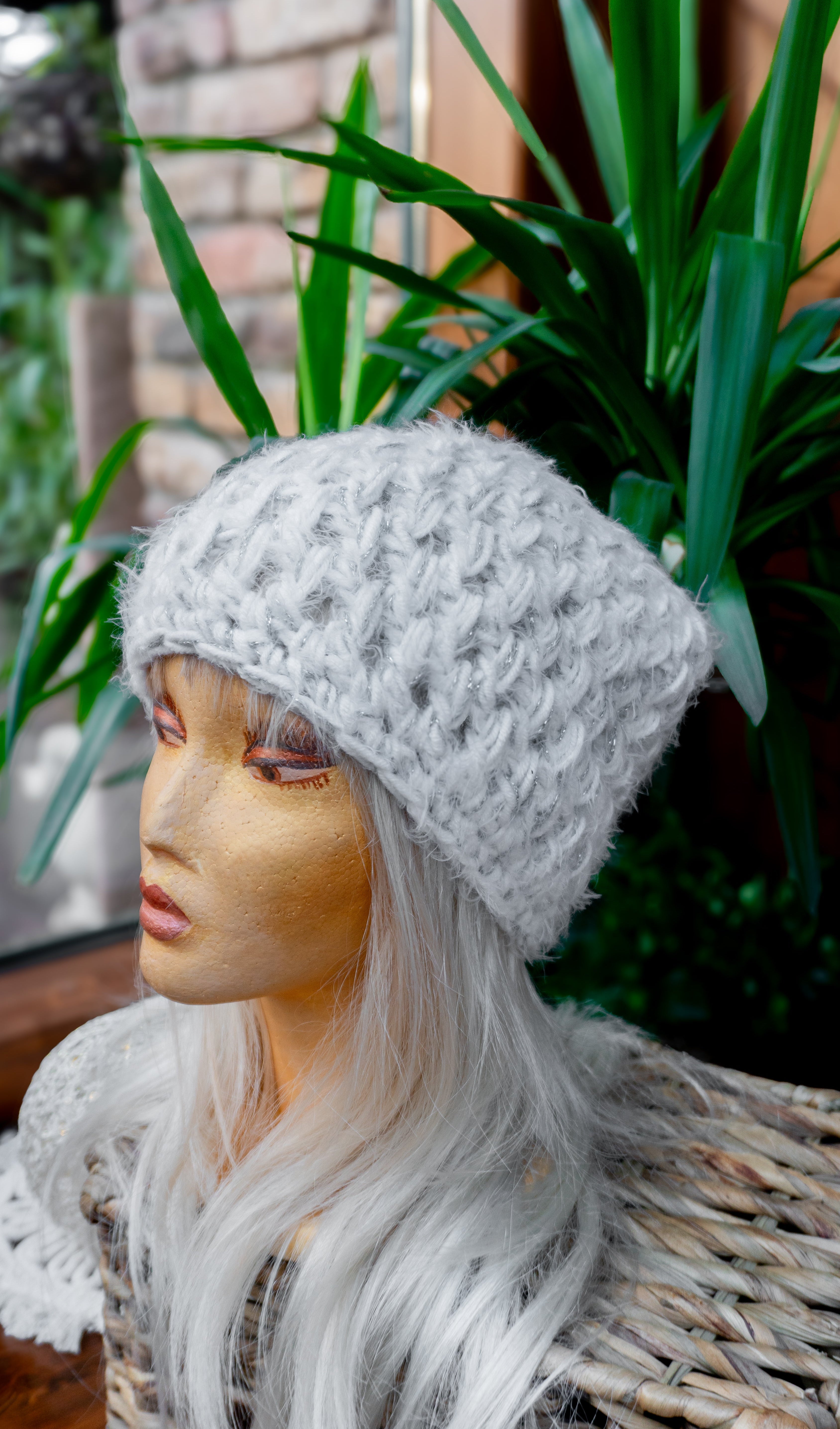 Elegante Häkelmütze in Weiß Silber mit leichtem Metallic Effekt. Handgefertigtes Unikat für Herbst und Winter. Weich bequem und ideal für moderne Winterlooks.