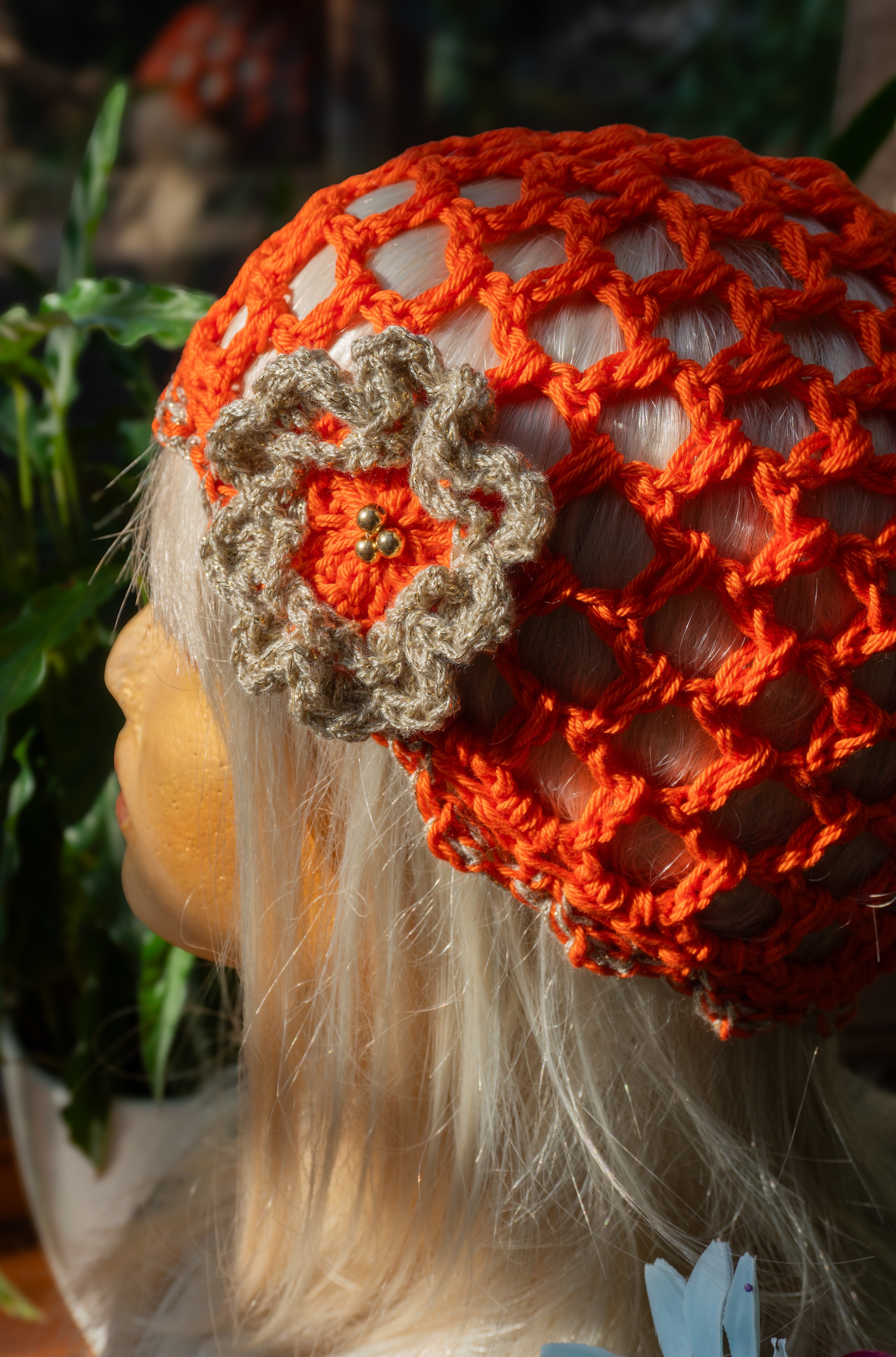Handgefertigte Boho-Häkelmütze in strahlendem Orange-Gold-Metallic mit dekorativer Blumenapplikation. Diese exklusive Sommermütze ist angenehm leicht, atmungsaktiv und bietet luftigen Tragekomfort an warmen Tagen. Ein einzigartiges Statement-Piece aus unserem Atelier, das Ihren Sommeroutfits einen unverwechselbaren bohemischen Charme verleiht.
Material: Baumwolle und Metallic-Effektgarn