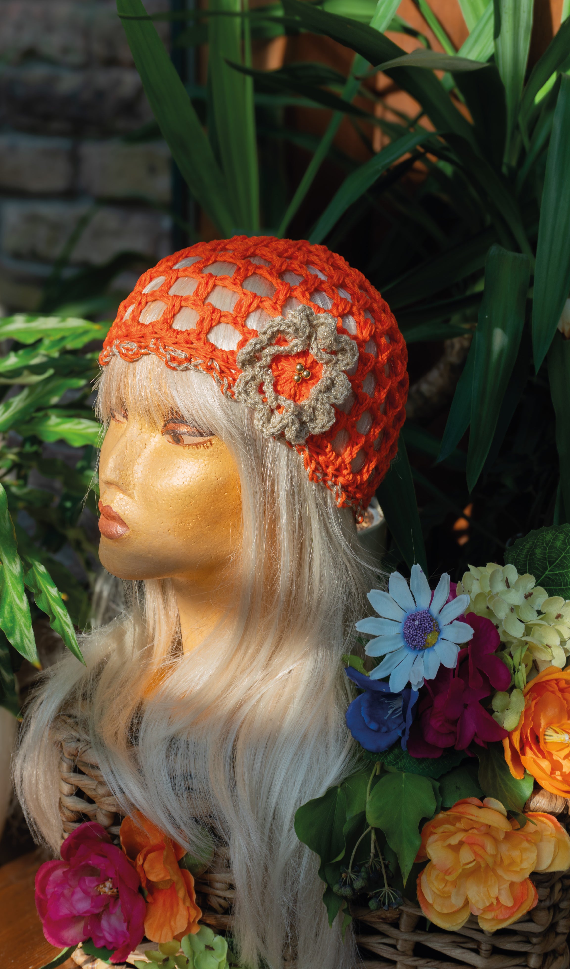 Handgefertigte Boho-Häkelmütze in strahlendem Orange-Gold-Metallic mit dekorativer Blumenapplikation. Diese exklusive Sommermütze ist angenehm leicht, atmungsaktiv und bietet luftigen Tragekomfort an warmen Tagen. Ein einzigartiges Statement-Piece aus unserem Atelier, das Ihren Sommeroutfits einen unverwechselbaren bohemischen Charme verleiht.
Material: Baumwolle und Metallic-Effektgarn