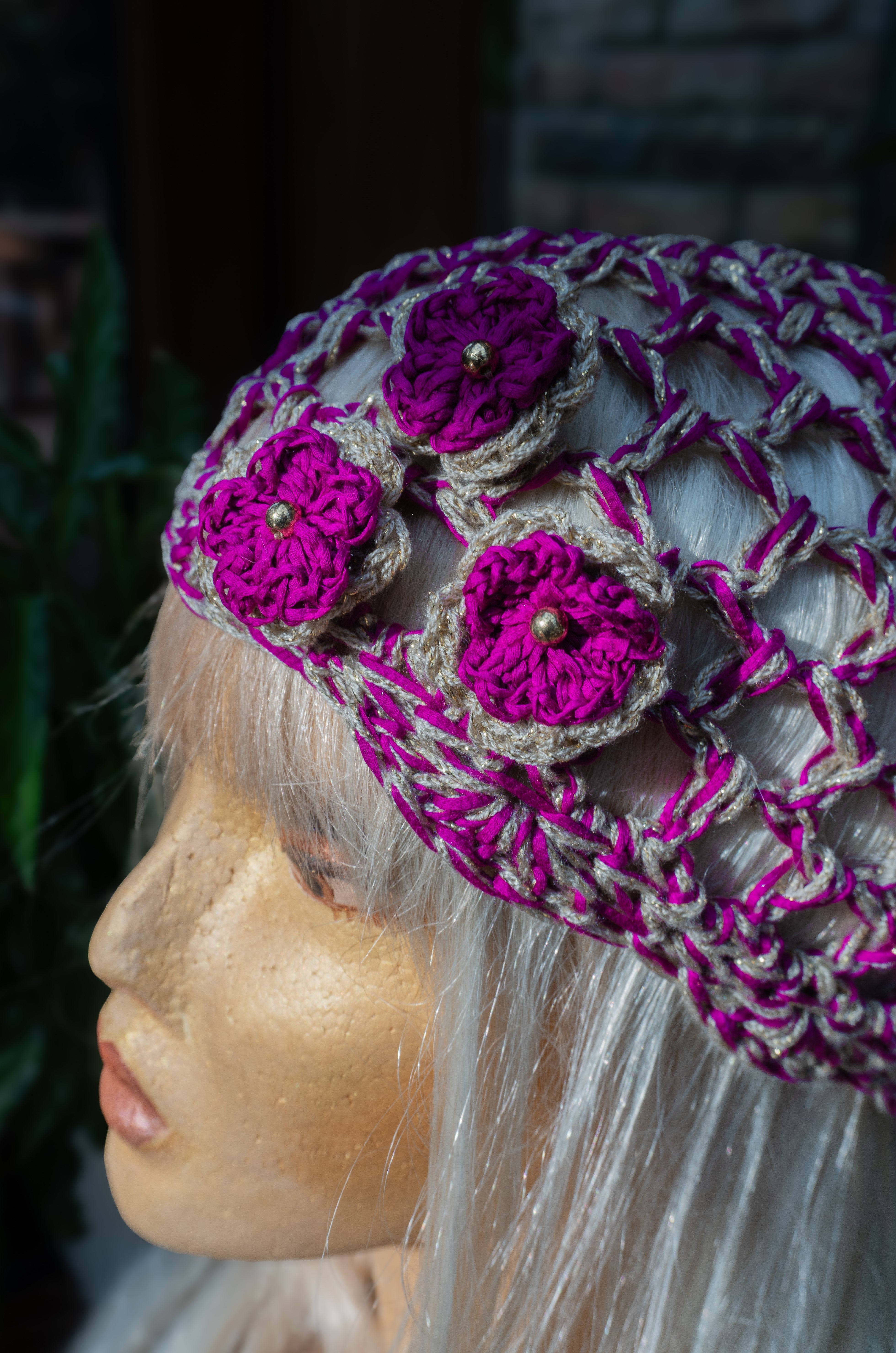 Boho Häkelmütze in Berry Pink mit Goldfäden – handgemachtes Unikat im Ibiza Festival Stil