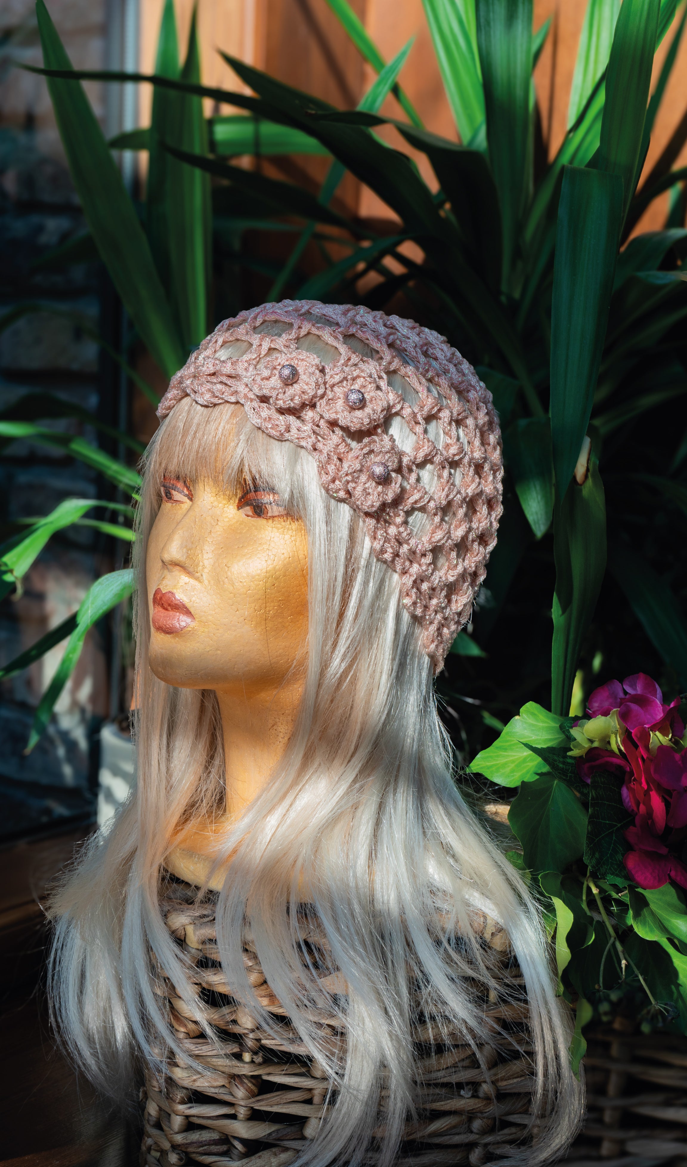 Handgehäkelte Sommermütze in Rosa mit Metallic Garn – Boho Ibiza Stil Unikat