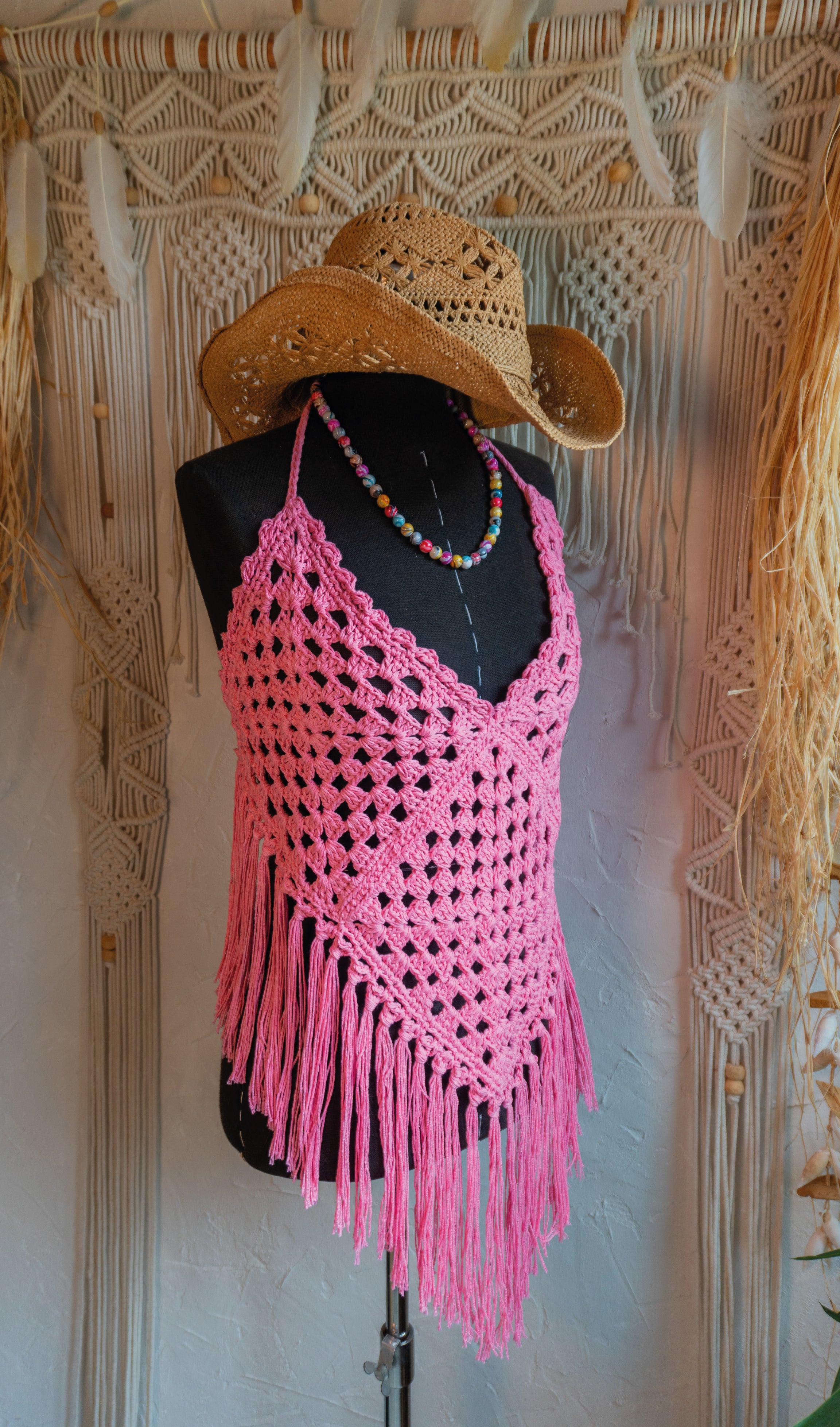 Zeige deine Einzigartigkeit mit unserem handgefertigten Unikat Häkeltop in Rosa. Das stylische Top mit langen Fransen ist ein echtes Highlight. Individuell verstellbare Elemente im Nacken und am Rücken garantieren eine perfekte Passform.