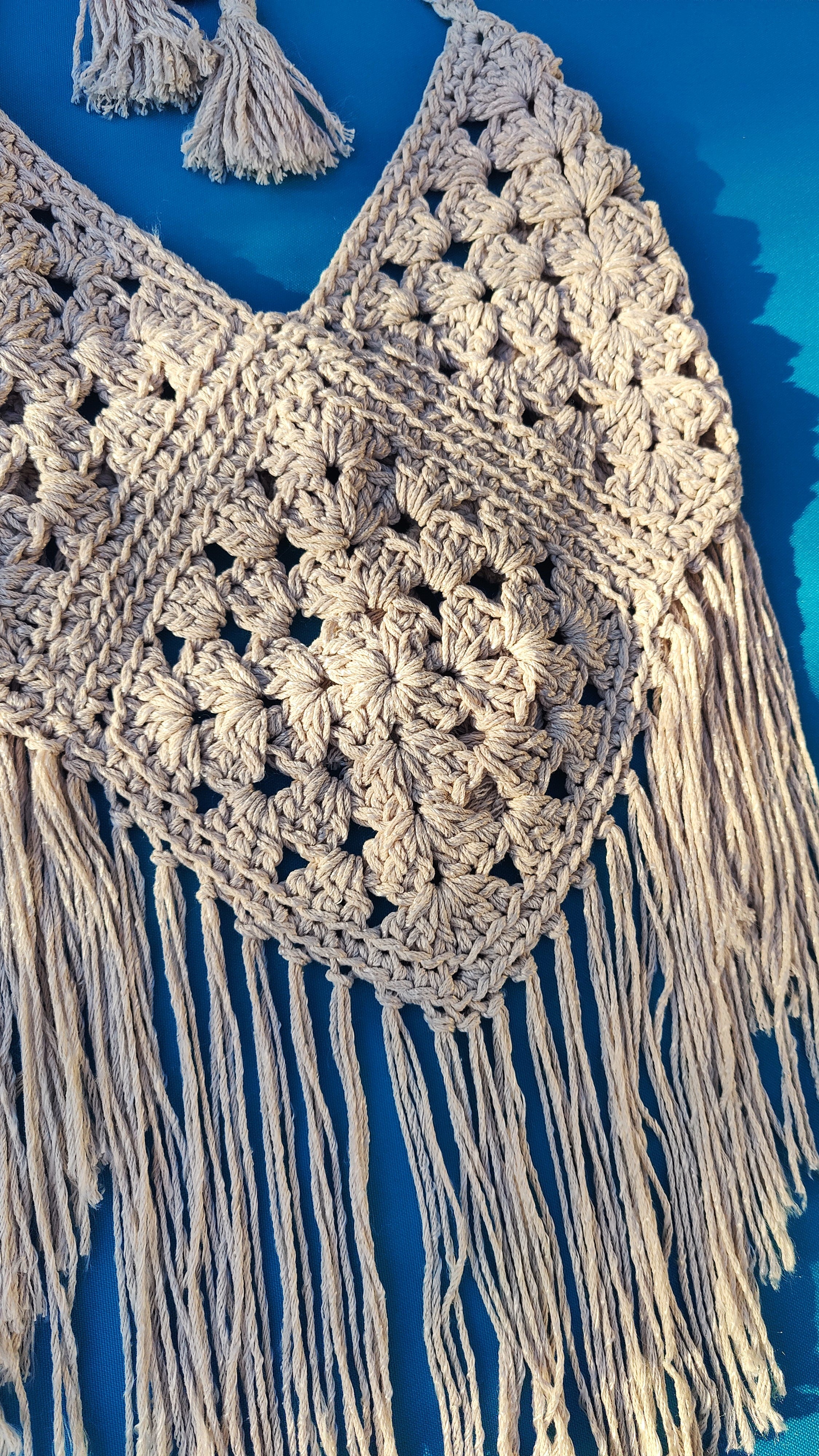 Handgefertigte, luftige Sommerkleidung im Boho Hippie-Ibiza-Stil für Frauen! Dieses beige Häkeltop kann im Nacken und am Rücken ganz individuell angepasst werden. Perfekt für den Strand, Festivals oder als Sommeroutfit!