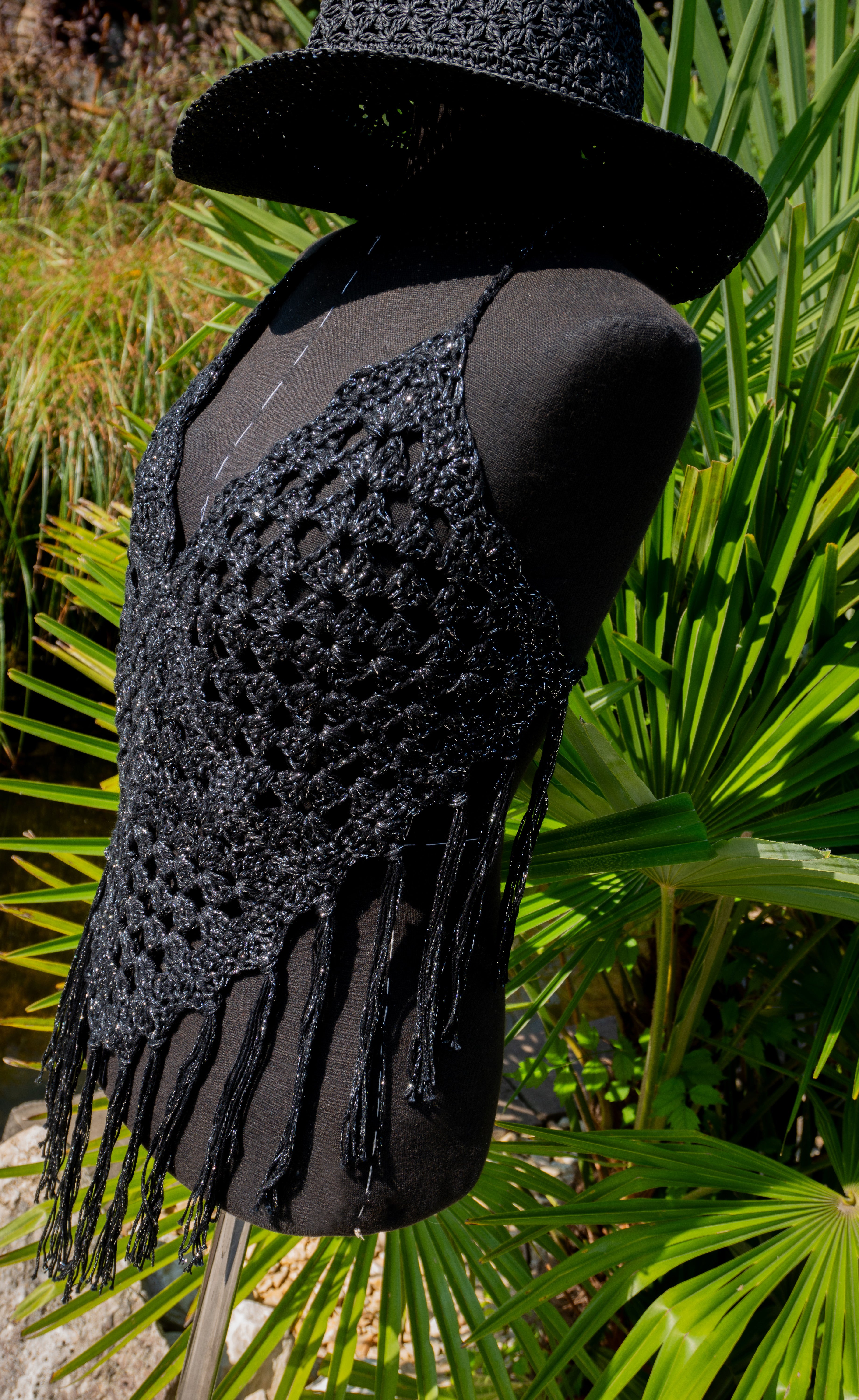Handgefertigtes Häkeltop in Schwarz-Silber Glitzer ist der perfekte Begleiter für Festivals, Strandtage und den Sommer! Der Boho Chic-Style verleiht ihm einen einzigartigen Charme. Bequemer Tragekomfort durch die verstellbaren Bänder am Nacken und Rücken.
