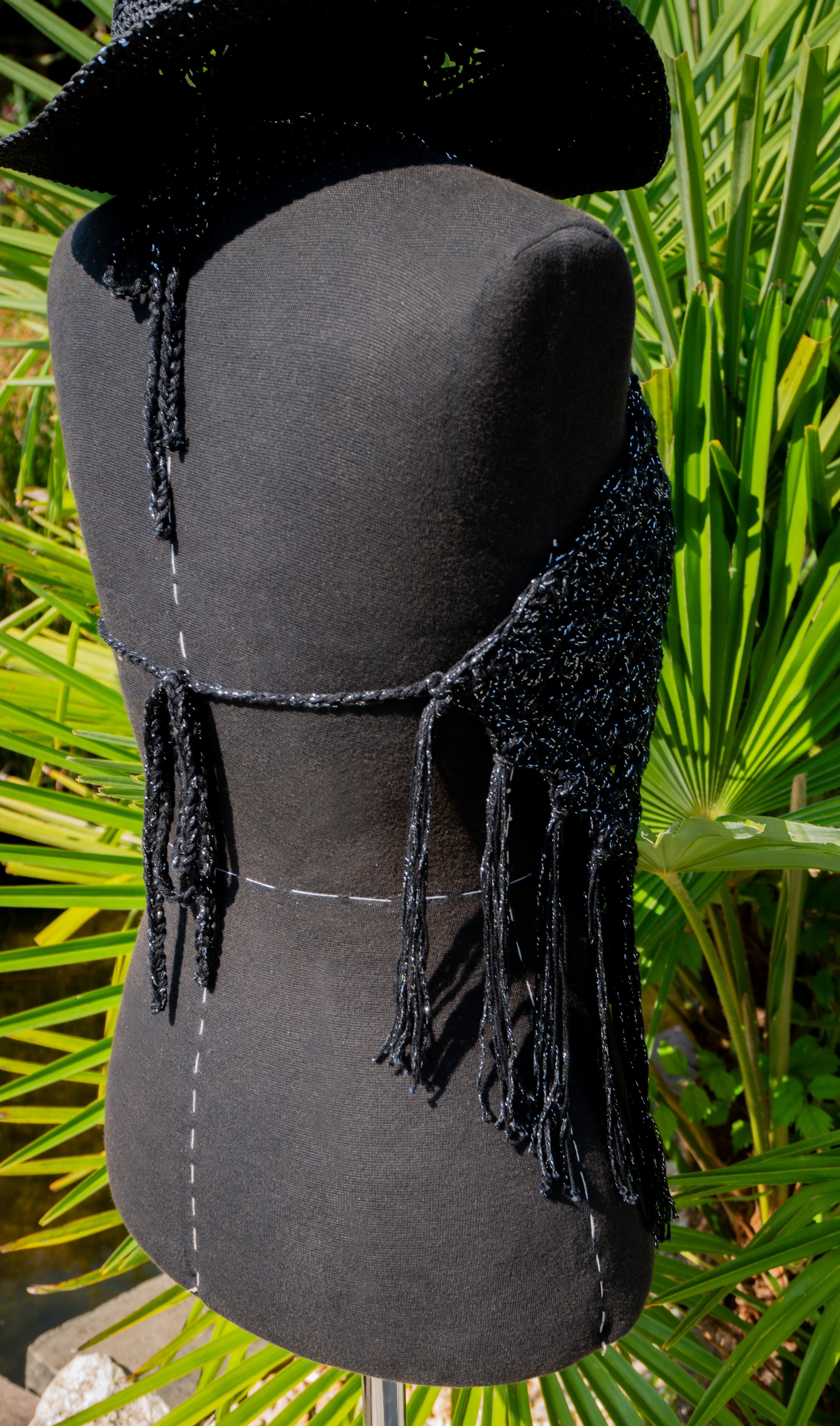 Handgefertigtes Häkeltop in Schwarz-Silber Glitzer ist der perfekte Begleiter für Festivals, Strandtage und den Sommer! Der Boho Chic-Style verleiht ihm einen einzigartigen Charme. Bequemer Tragekomfort durch die verstellbaren Bänder am Nacken und Rücken.