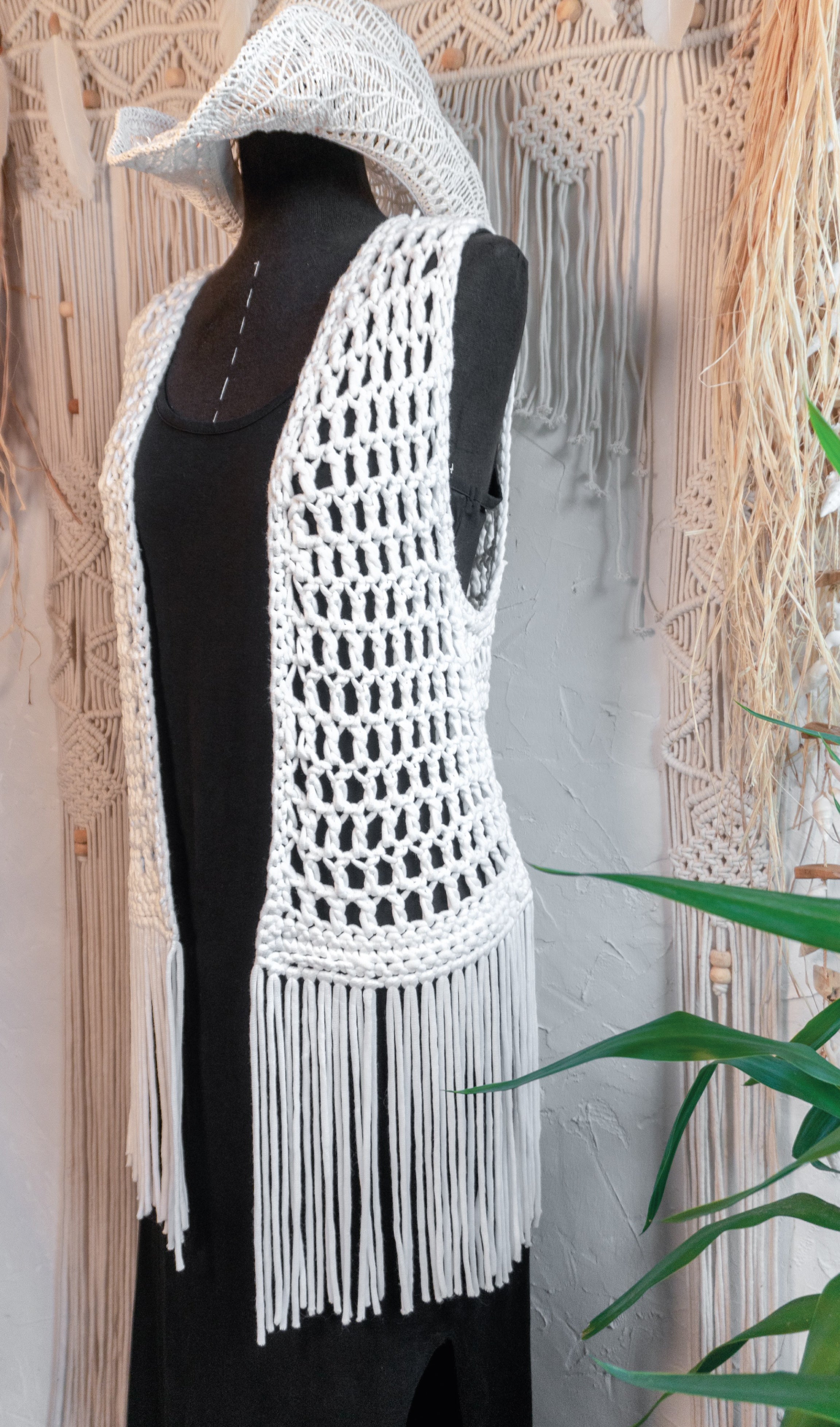 Weiße handgefertigte Häkelweste mit langen Fransen. Boho Sommerweste im Ibiza Style für Strand, Urlaub, Festivals und leichte Sommeroutfits.