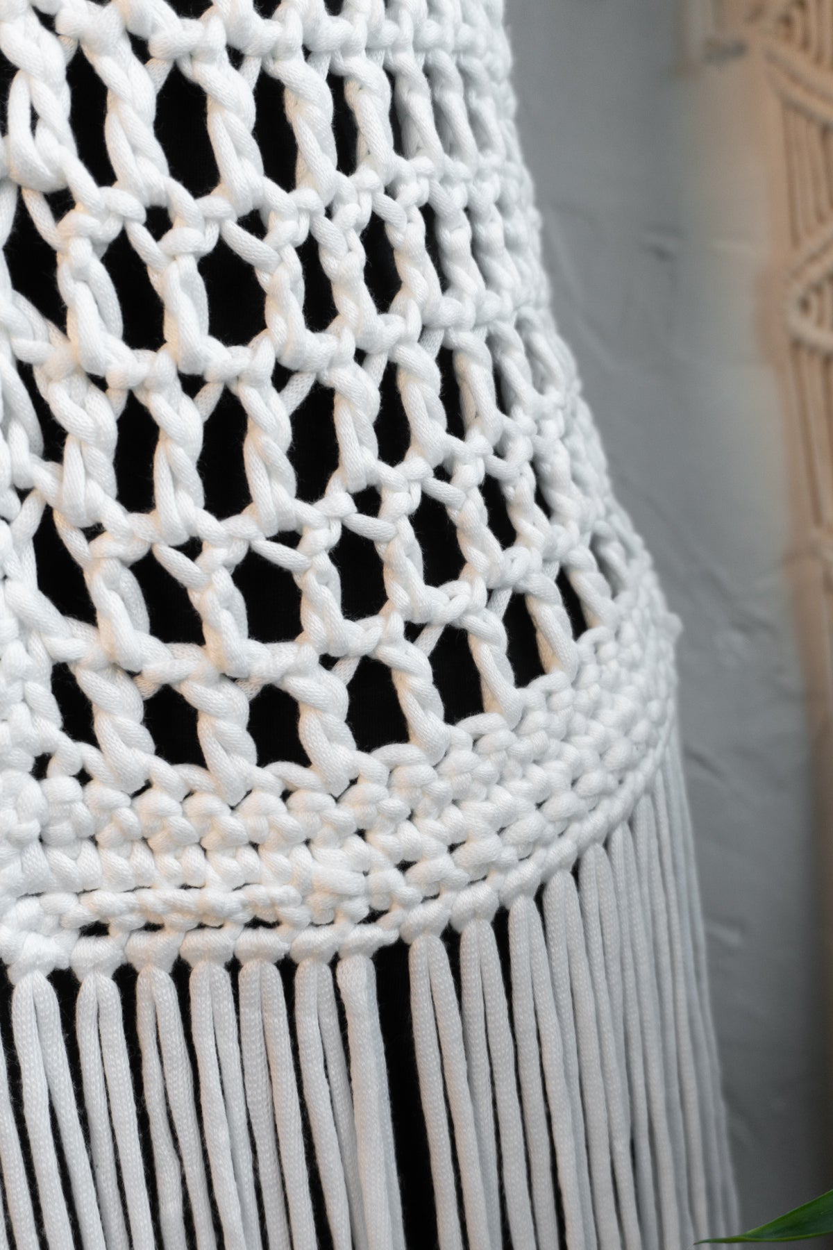 Weiße handgefertigte Häkelweste mit langen Fransen. Boho Sommerweste im Ibiza Style für Strand, Urlaub, Festivals und leichte Sommeroutfits.