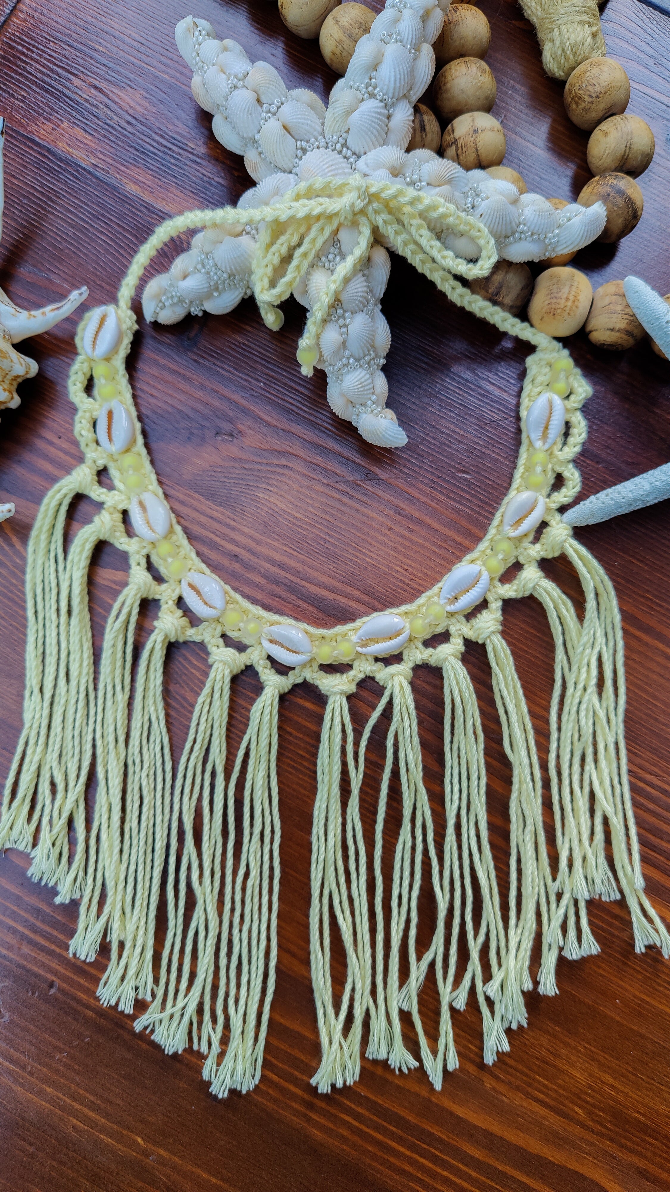 Handgemachte Boho Häkelkette in Butter-Yellow mit Fransen, Muscheln & Perlen – Unikat Sommerschmuck im Ibiza-Style