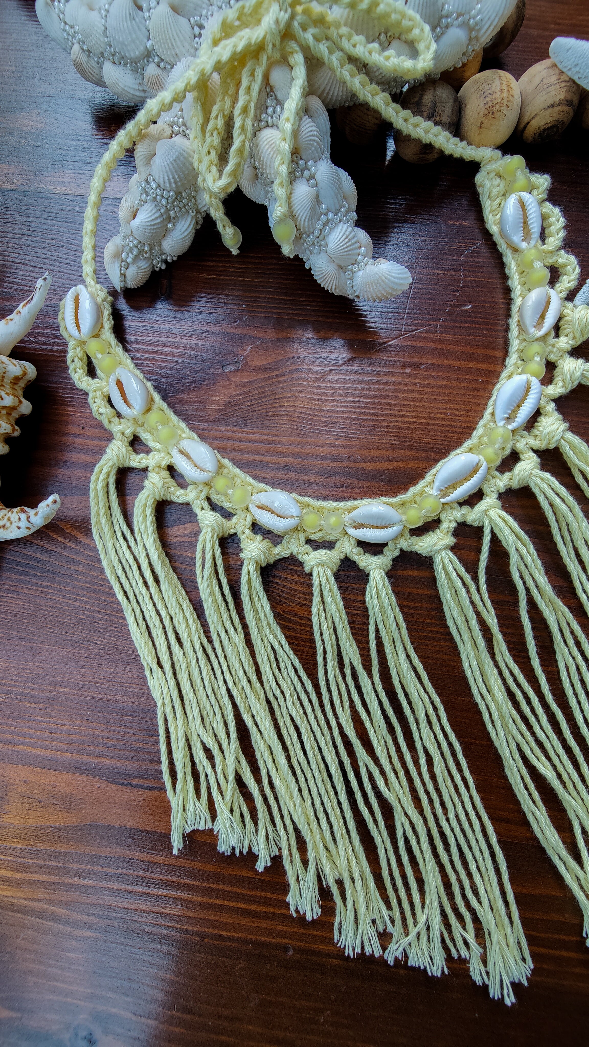 Handgemachte Boho Häkelkette in Butter-Yellow mit Fransen, Muscheln & Perlen – Unikat Sommerschmuck im Ibiza-Style
