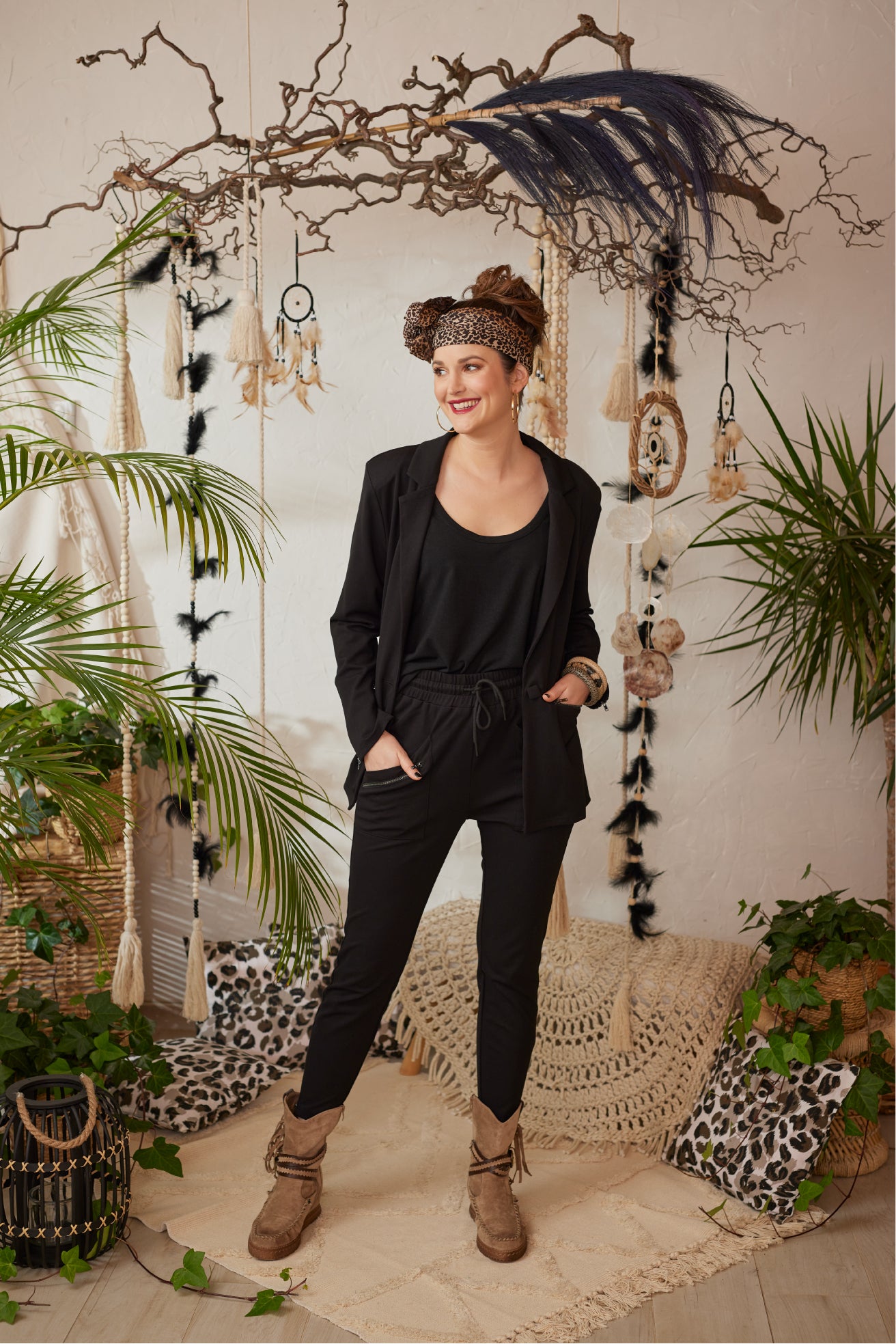 Der bequeme Stretch Long-Blazer in limitierter Edition überzeugt mit weichem, hochwertigem Material und sportlich-elegantem Design. Mit Schulterpolstern, Reverskragen, überzogenen Knöpfen und Reißverschlusstaschen bietet er vielseitige Stylingmöglichkeiten. Ob als Business-Hosenanzug oder lässig mit Boots und Sneakern – dieser Blazer ist ein echter Allrounder. Passend dazu gibt es die Stretchhose im gleichen Material für ein komplettes Outfit.