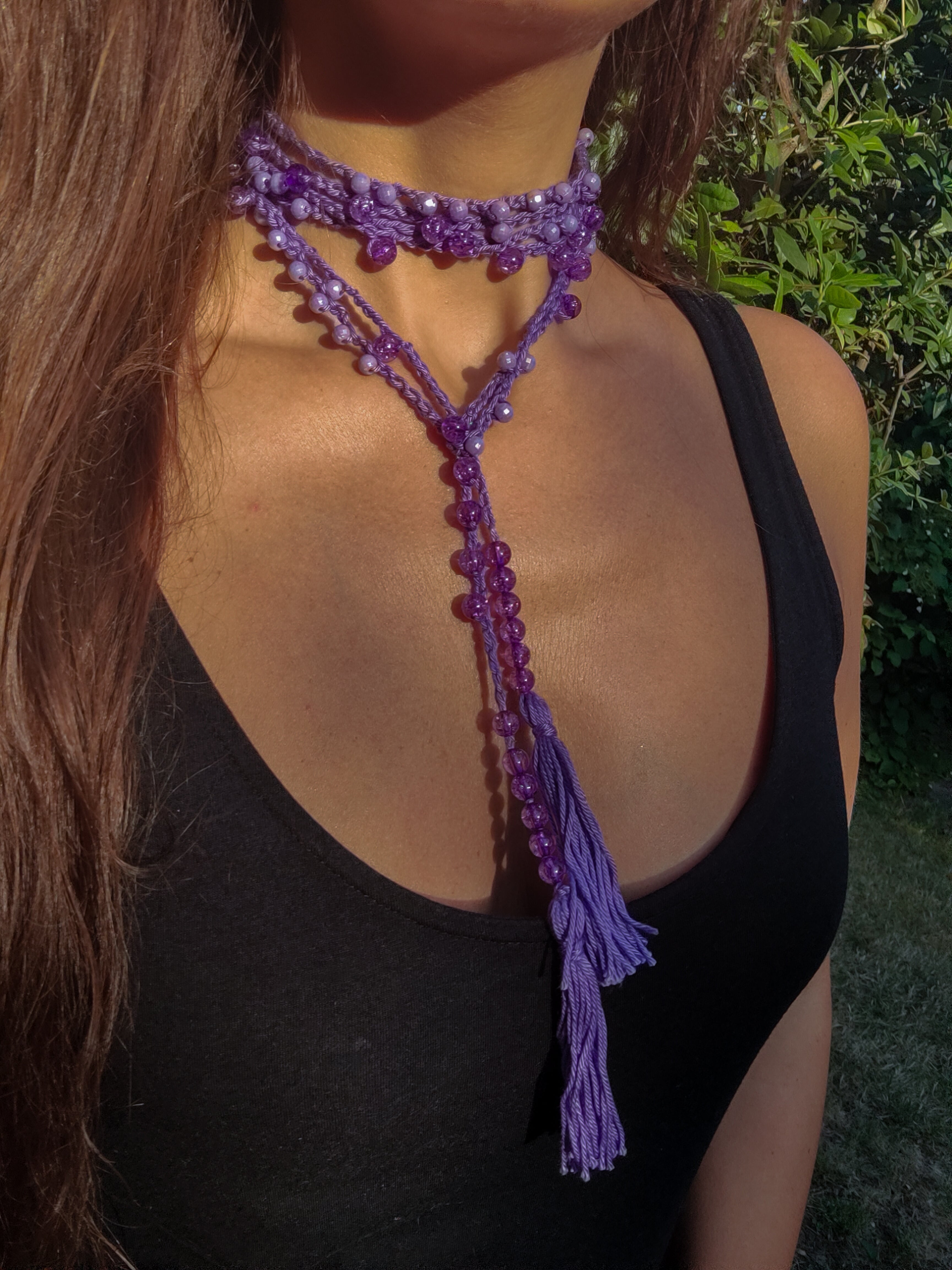 Handgemachte multifunktionale Boho Häkelkette in Lila mit Perlen – tragbar als Halskette, Körperkette oder Gürtel im Ibiza Hippie Stil