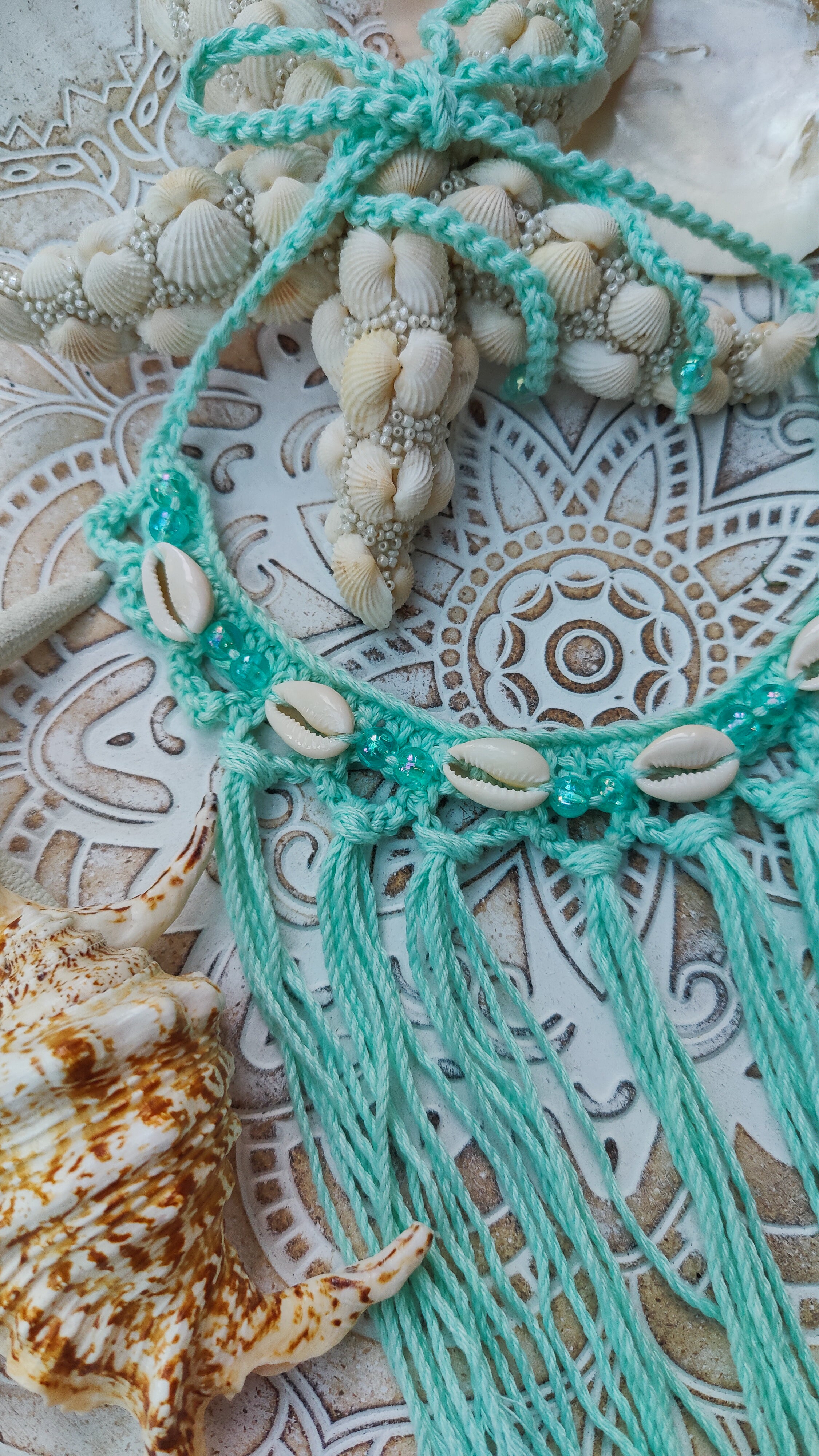 Handgemachte Hellmint Boho-Häkelkette mit Fransen, Muscheln & Perlen – maritimer Ibiza-Style, sommerlicher Schmuck.