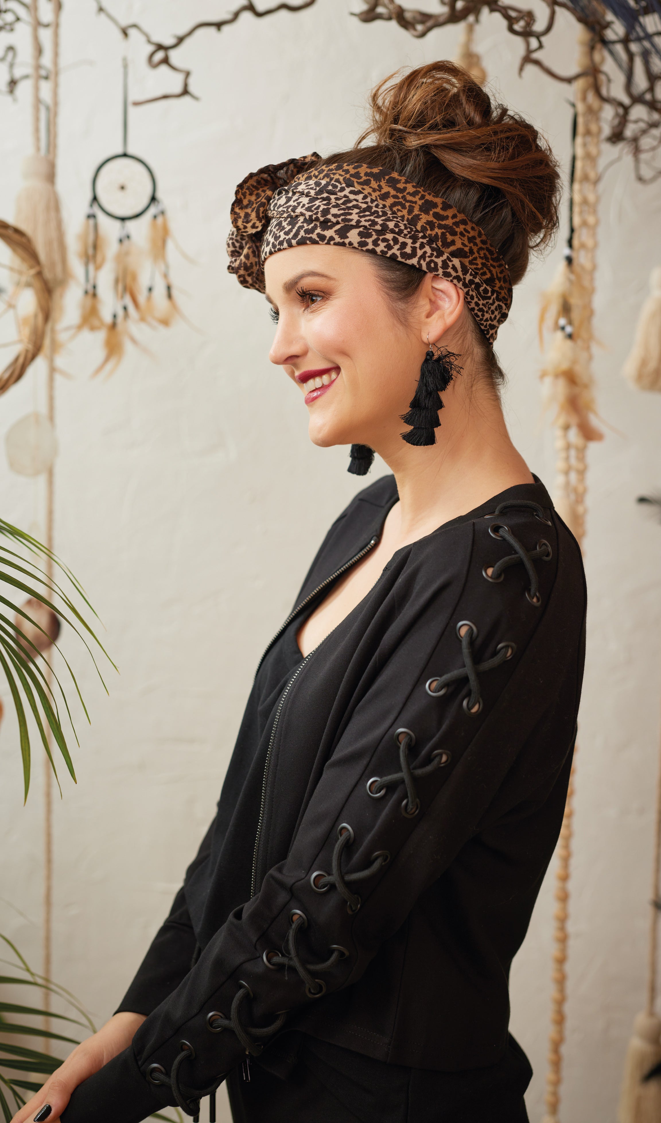 Die schwarze Stretch-Jacke überzeugt mit ungefüttertem, weichem Material für angenehmen Tragekomfort. Reißverschluss und stylische Schnürungen an den Ärmeln verleihen ihr einen modernen Look. Nieten-Details setzen trendige Akzente und machen die Jacke sportlich und elegant zugleich – ideal für vielseitige Kombinationen.