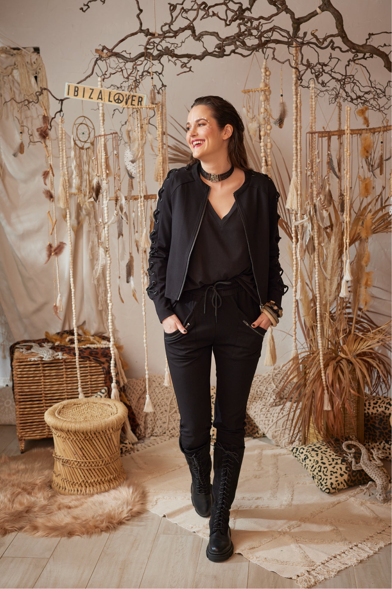 Die schwarze Stretch-Jacke überzeugt mit ungefüttertem, weichem Material für angenehmen Tragekomfort. Reißverschluss und stylische Schnürungen an den Ärmeln verleihen ihr einen modernen Look. Nieten-Details setzen trendige Akzente und machen die Jacke sportlich und elegant zugleich – ideal für vielseitige Kombinationen.