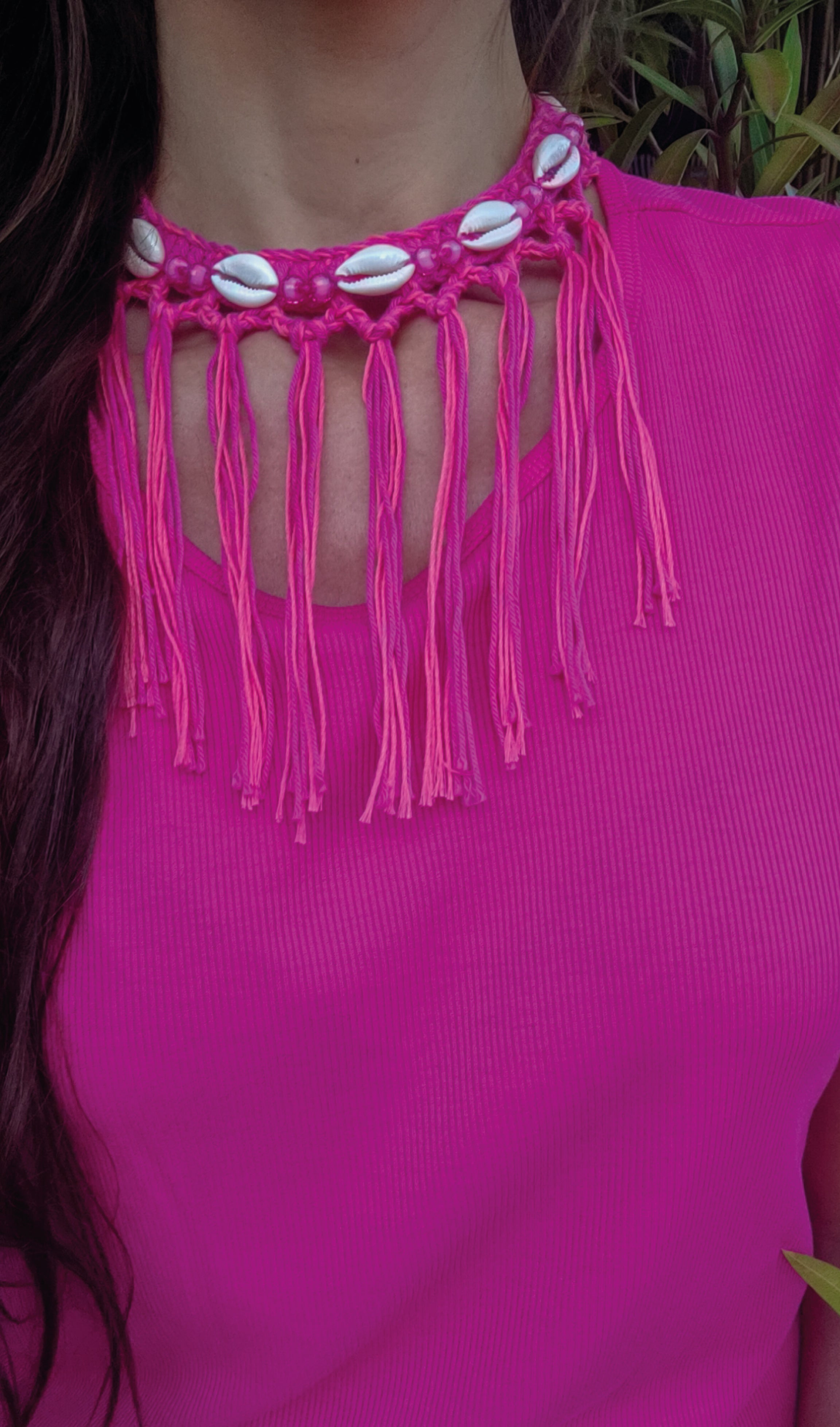 Handgemachte pink-koralle Boho Häkelkette mit Fransen, Muscheln & Perlen – Sommerschmuck im Ibiza-Style